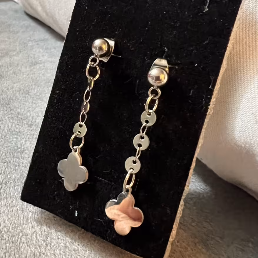 گوشواره ی میخی نقره ای با آویز گل ونکلیف 4 پر رنگ ثابت و ضدحساسیت  به طول5سانت