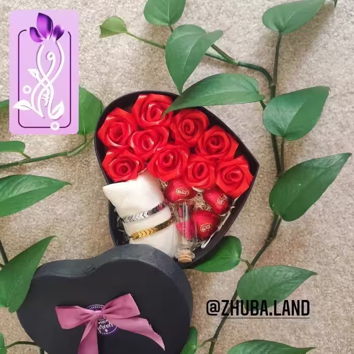 باکس قلبی گل و شکلات و دستبند سایز متوسط . جعبه کادو هدیه ولنتاین روز مرد روز پدر روز زن یلدا