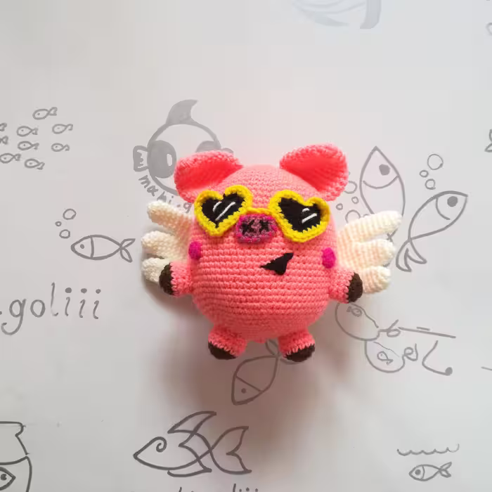 عروسک بافتنی خوک بالدار با عینک آفتابی قلبی