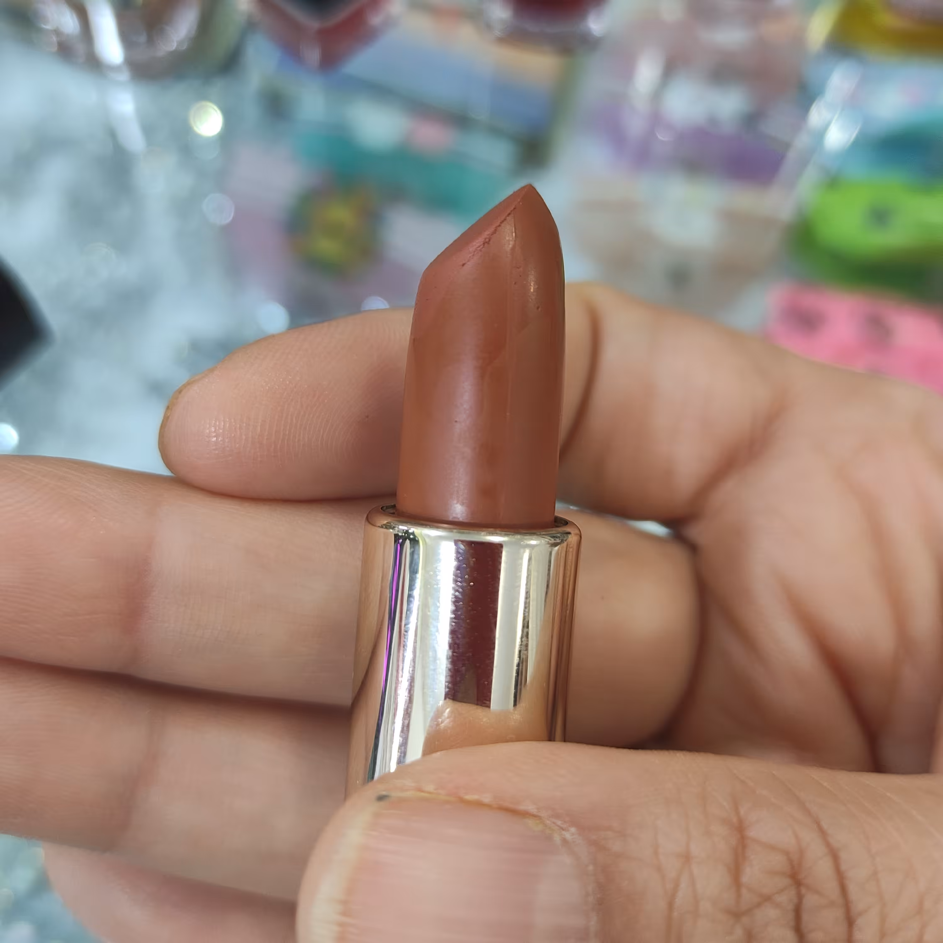 رژ لب جامد لاواری،رژ با کیفیت و با ماندگاری بالا،شماره611