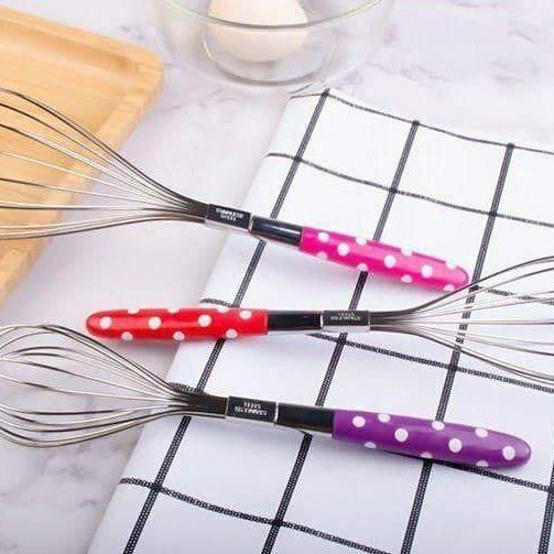 همزن دسته خالدار  رنگ قرمز جنس استیل درجه یک قابل شست وشو وضد زنگ 