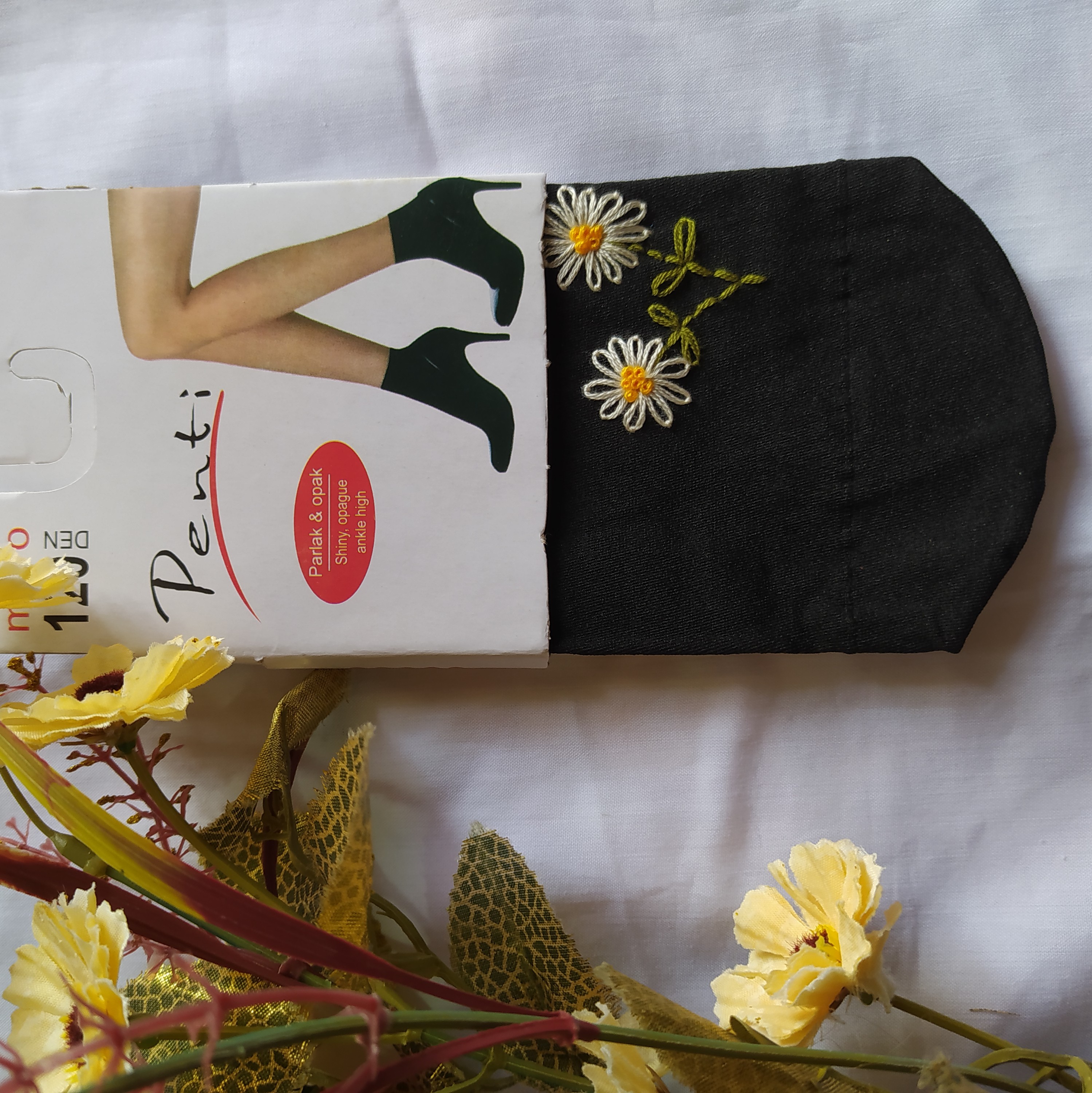 جوراب گلدوزی شده با دست