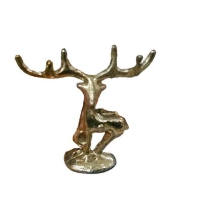 گوزن طلایی ایستاده