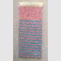 حوله دستباف دست و صورت راه راه صورتی با خطوط باریک آبی فیروزه ای و حاشیه طلایی