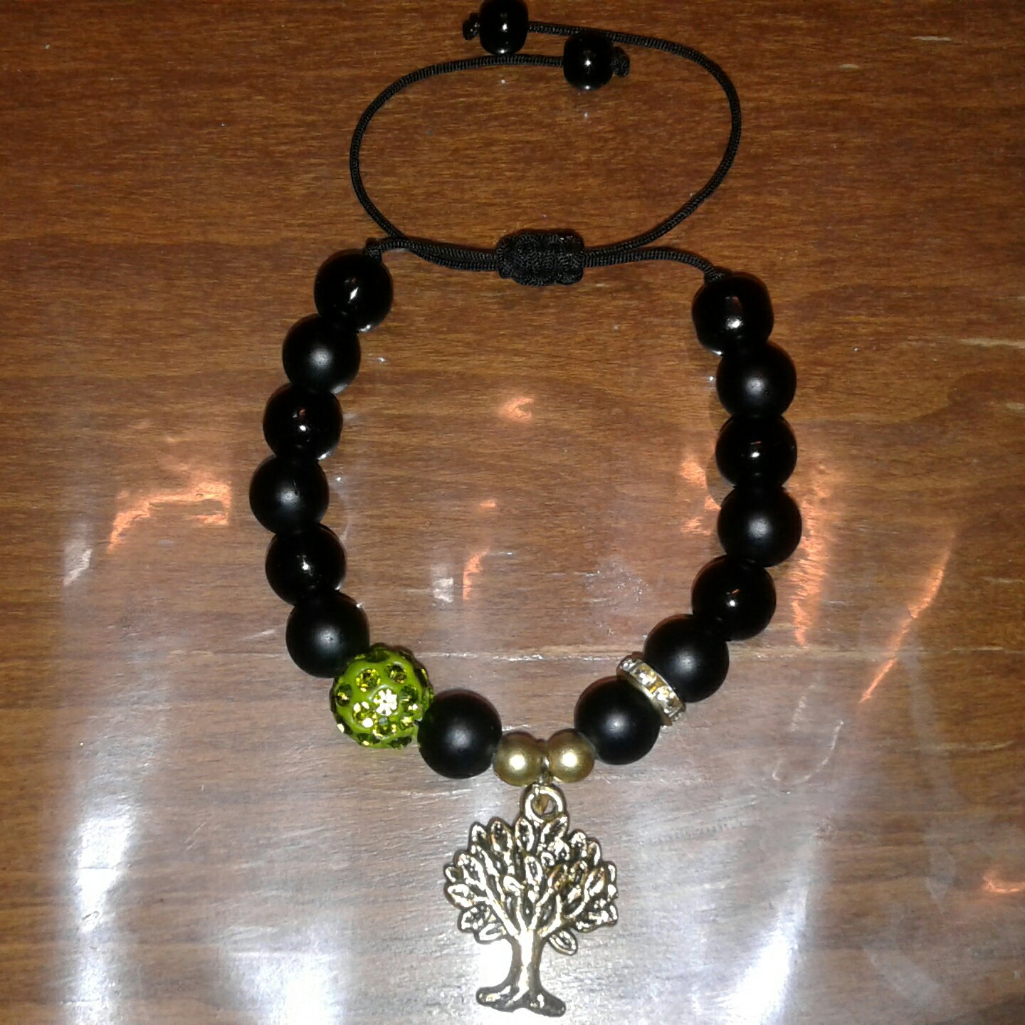 دستبند درخت از ترکیب مروارید مشکی سنگی براق و مات و گوی نگین دار سبز
