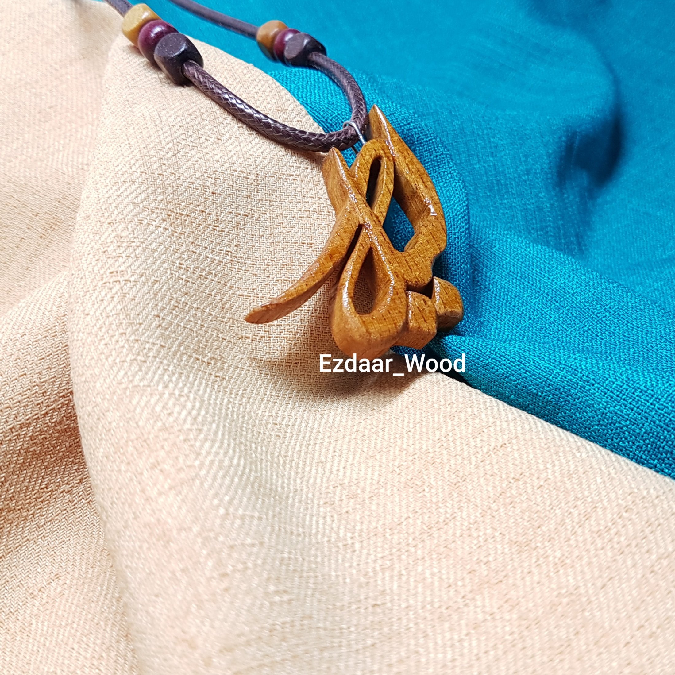 گردنبند چوبی دست ساز به اسم لیلا