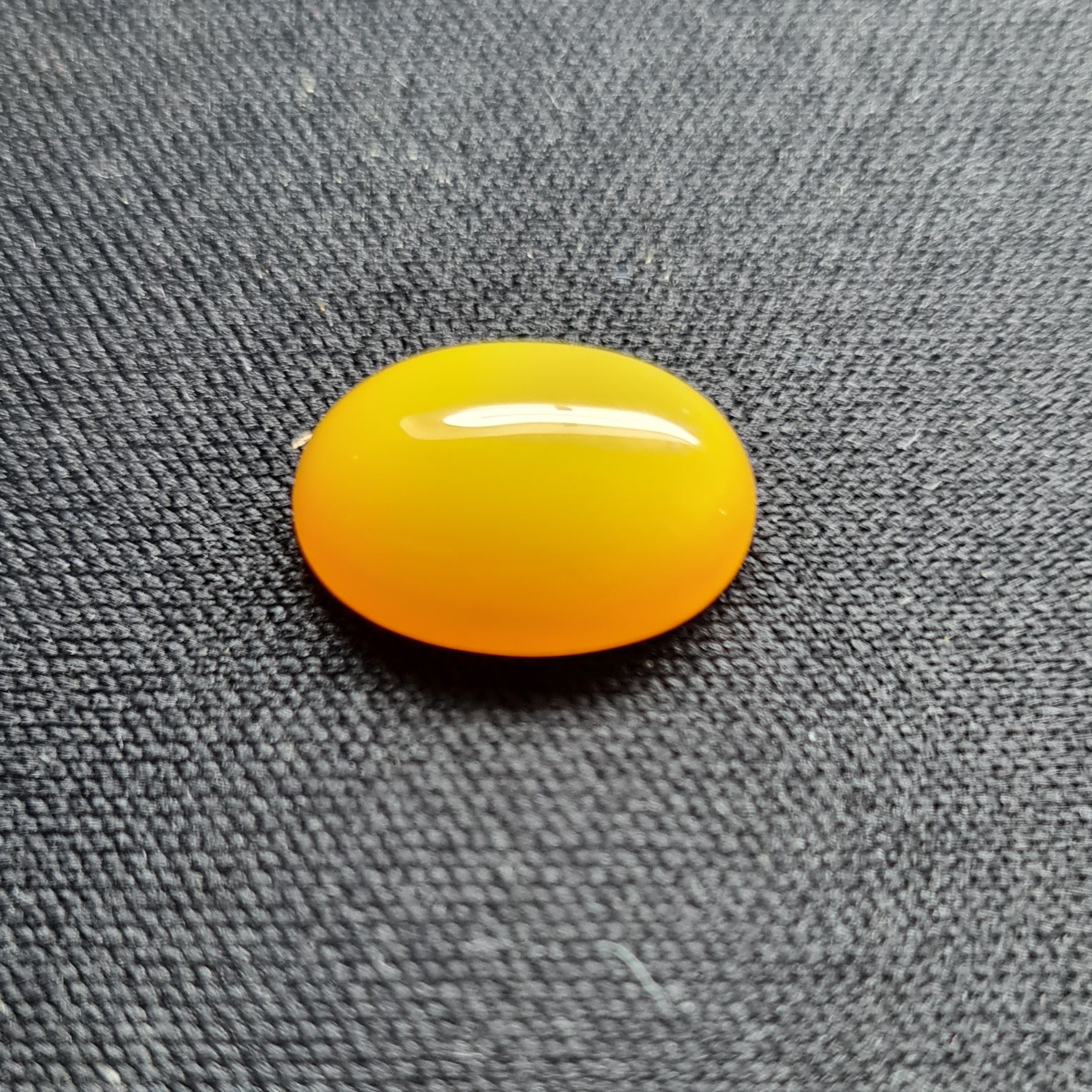 نگین عقیق زرد. مشخصات. طول  1.4 سانتی متر. عرض  1 سانتی متر. ارتفاع 0.4 سانتی متر.