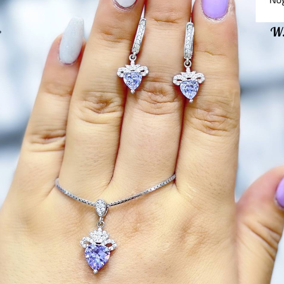 نیم ست نقره دارای زنجیر   عیار 925آبکاری طلا سفید  دارای رنگ ثابت تضمینی  . ارسال رایگان  و  دارای فاکتور معتبر .