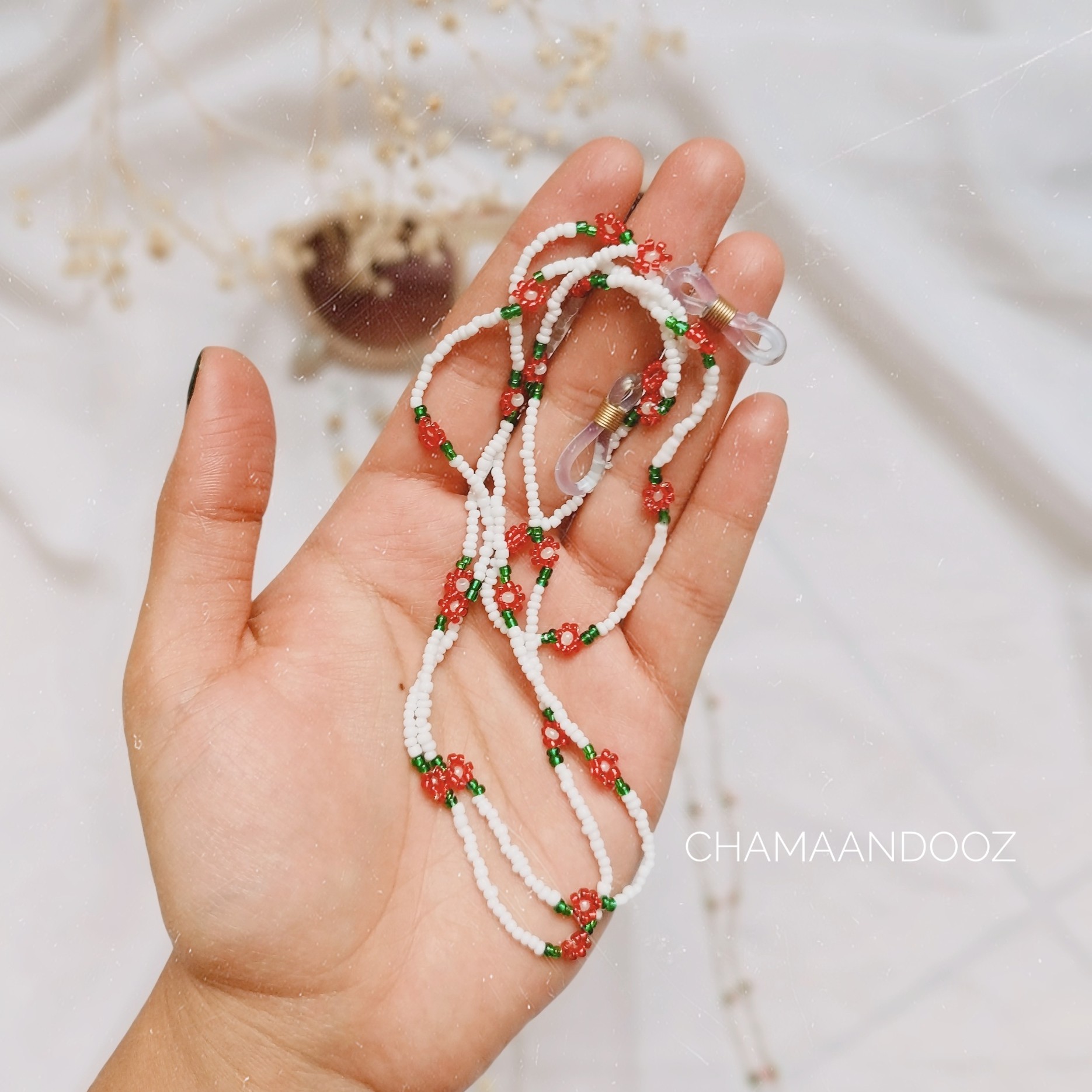 بند  عینک دست دوز  منجوقی طرح گل سرخ