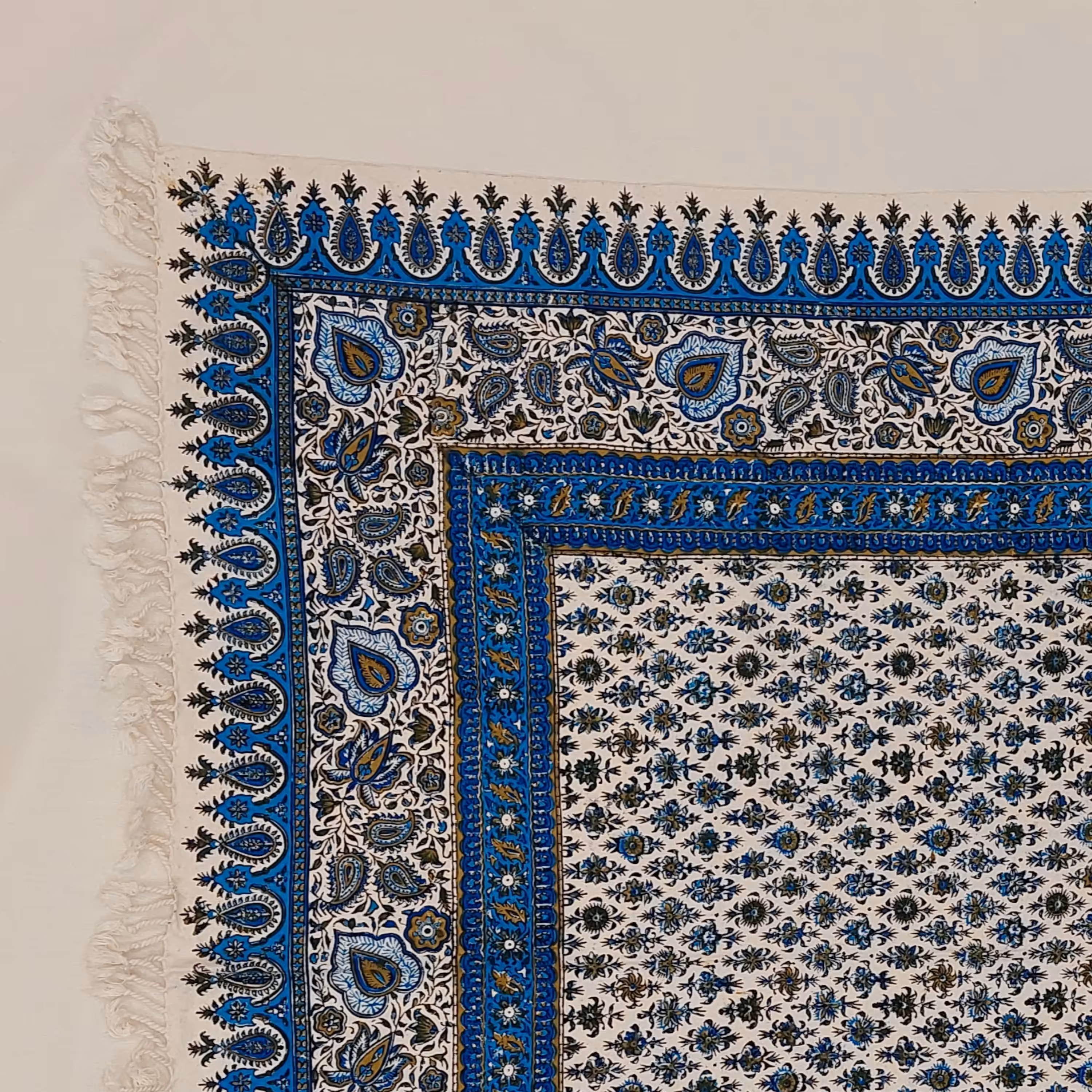 رومیزی قلمکار اعلا طرح گل ریز آبی مستطیل سایز 150 در 100