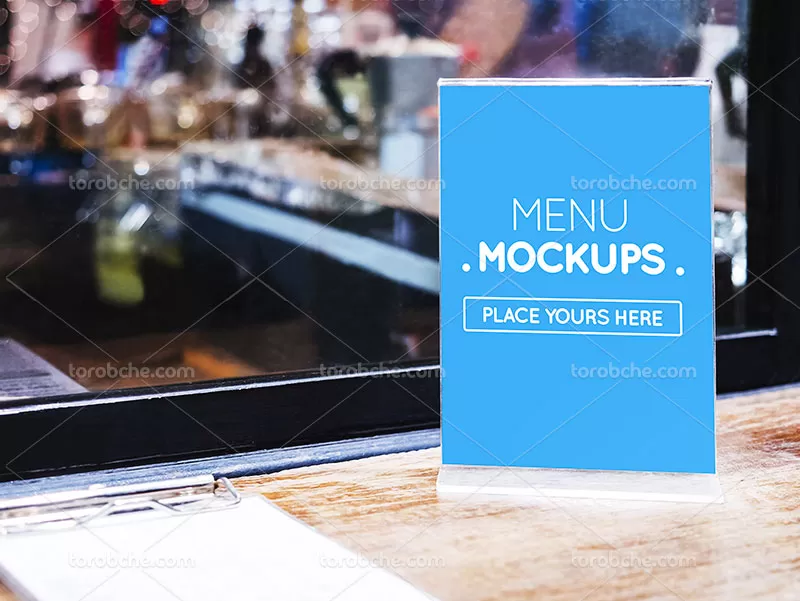 طرح موکاپ منوی رستوران از زاویه رو به رو | گرافیک با طعم تربچه