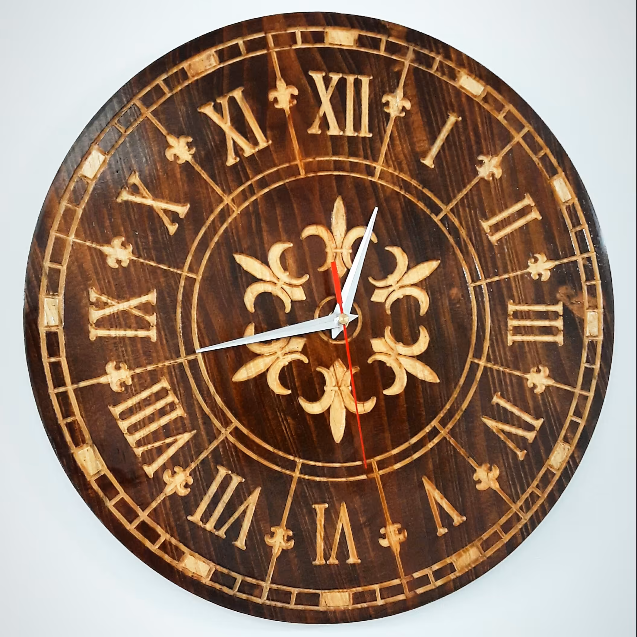 ساعت چوبی CNC کاری شده ساخته شده از چوب کاج در ابعاد40 در 40