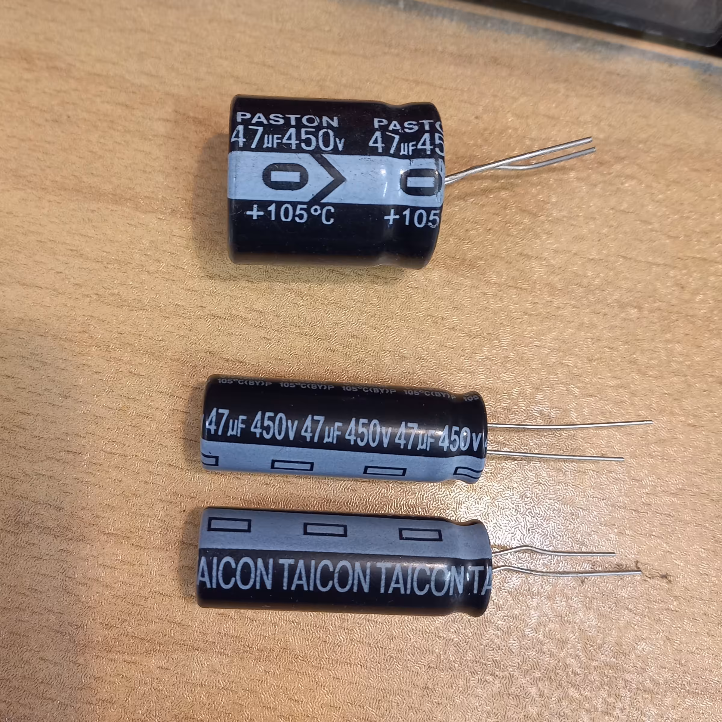 خازن الکترولیت 47 میکرو فاراد 450 ولت پک بسته 5 عددی کد محصول 84 