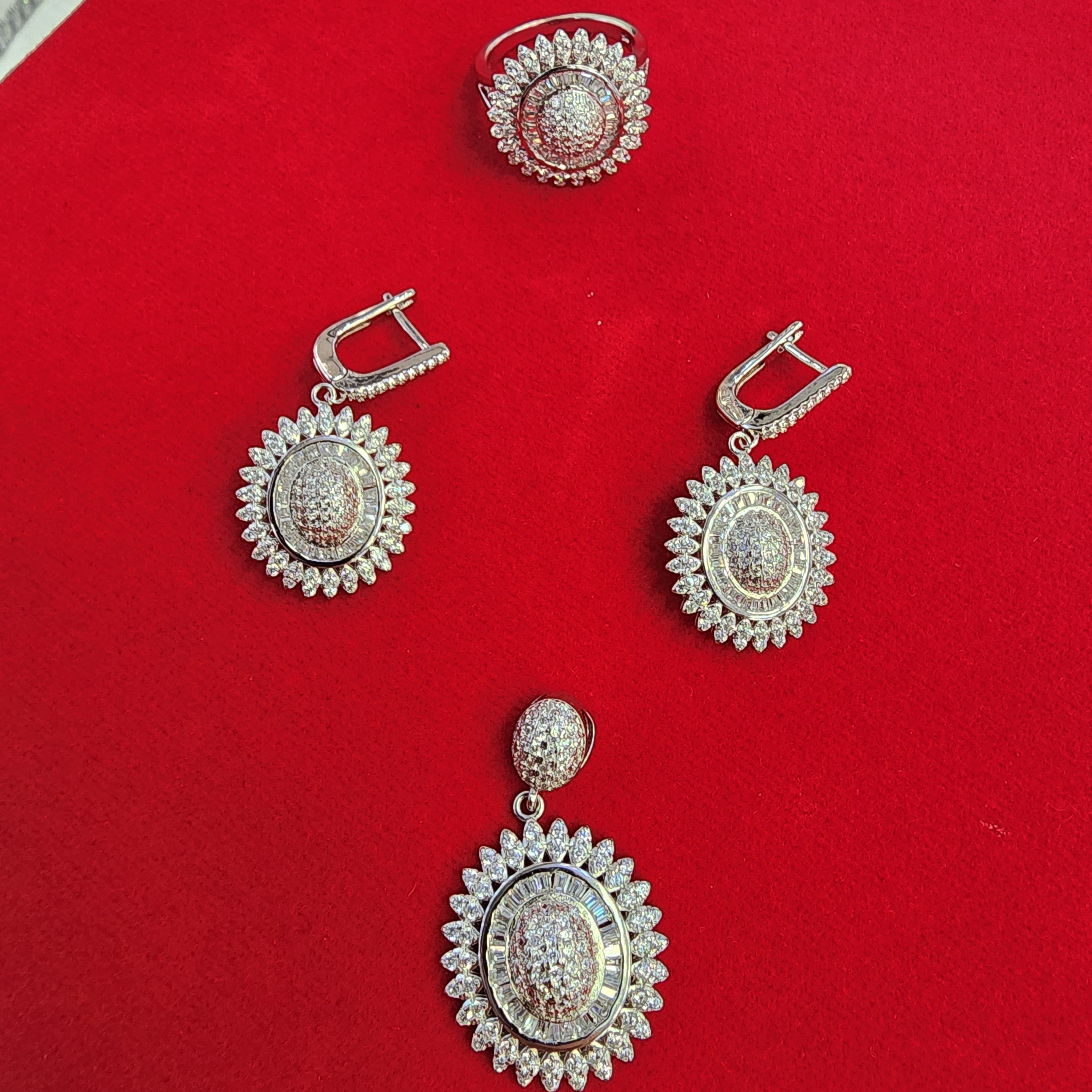 نیم ست نقره 925 روکش طلا سفید همراه با فاکتور سربرگدار