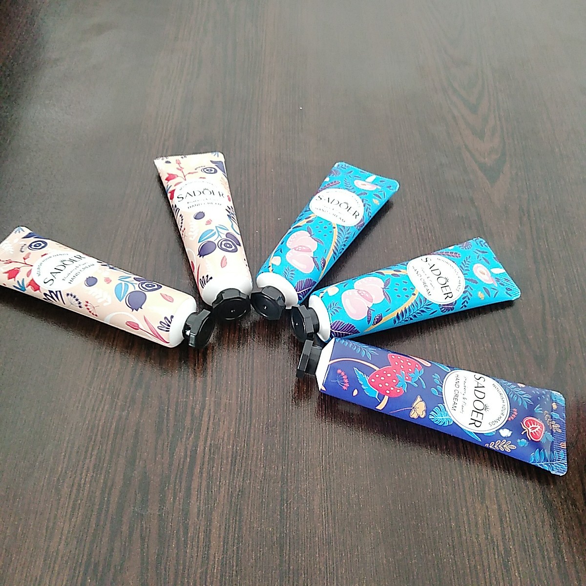 کرم دست مرطوب کننده فانتزی، میوه ای، عطری برند سادور ، 30 گرمی