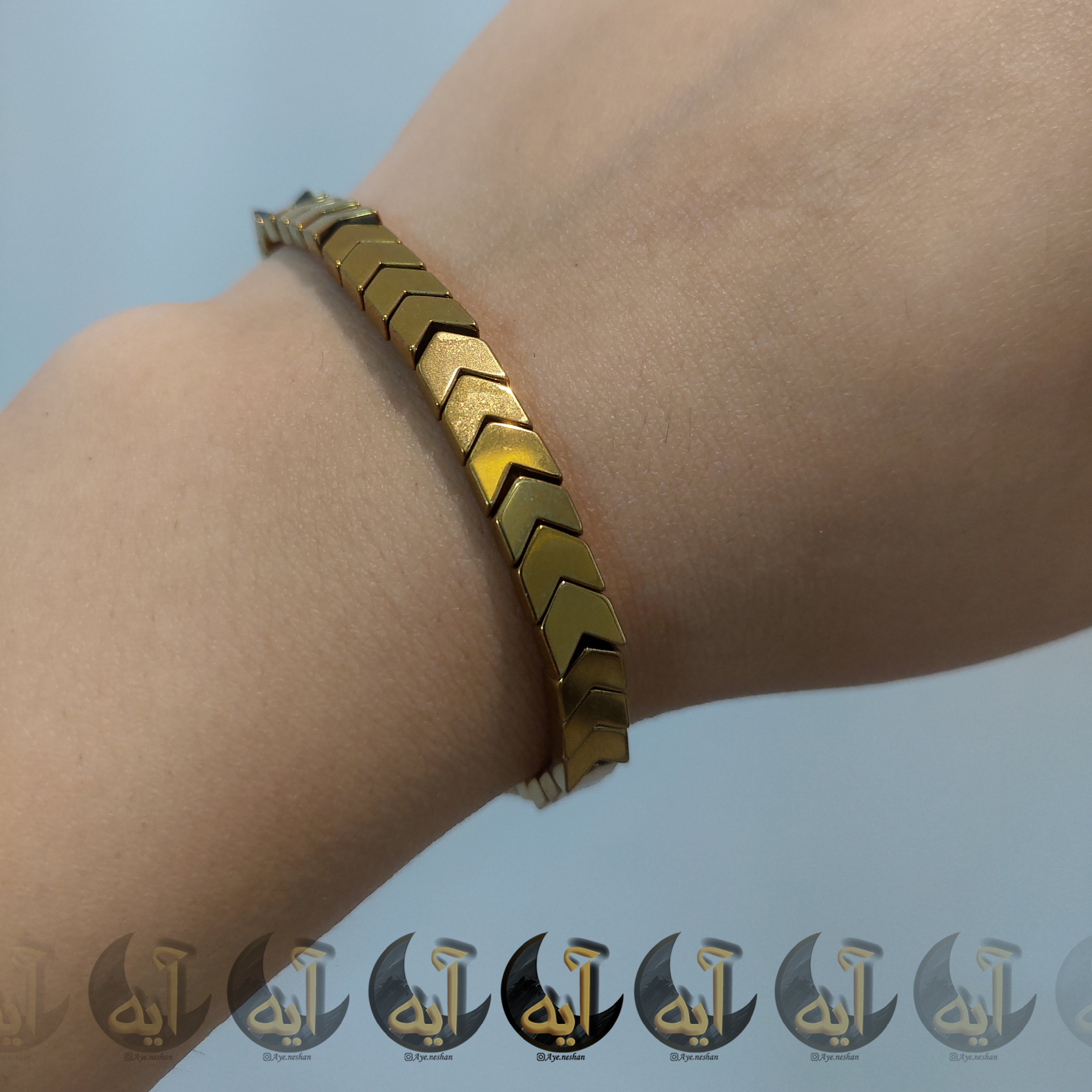 دستبند حدید مثلثی طلایی تک ردیفه (ساده برای استایل های خاص)