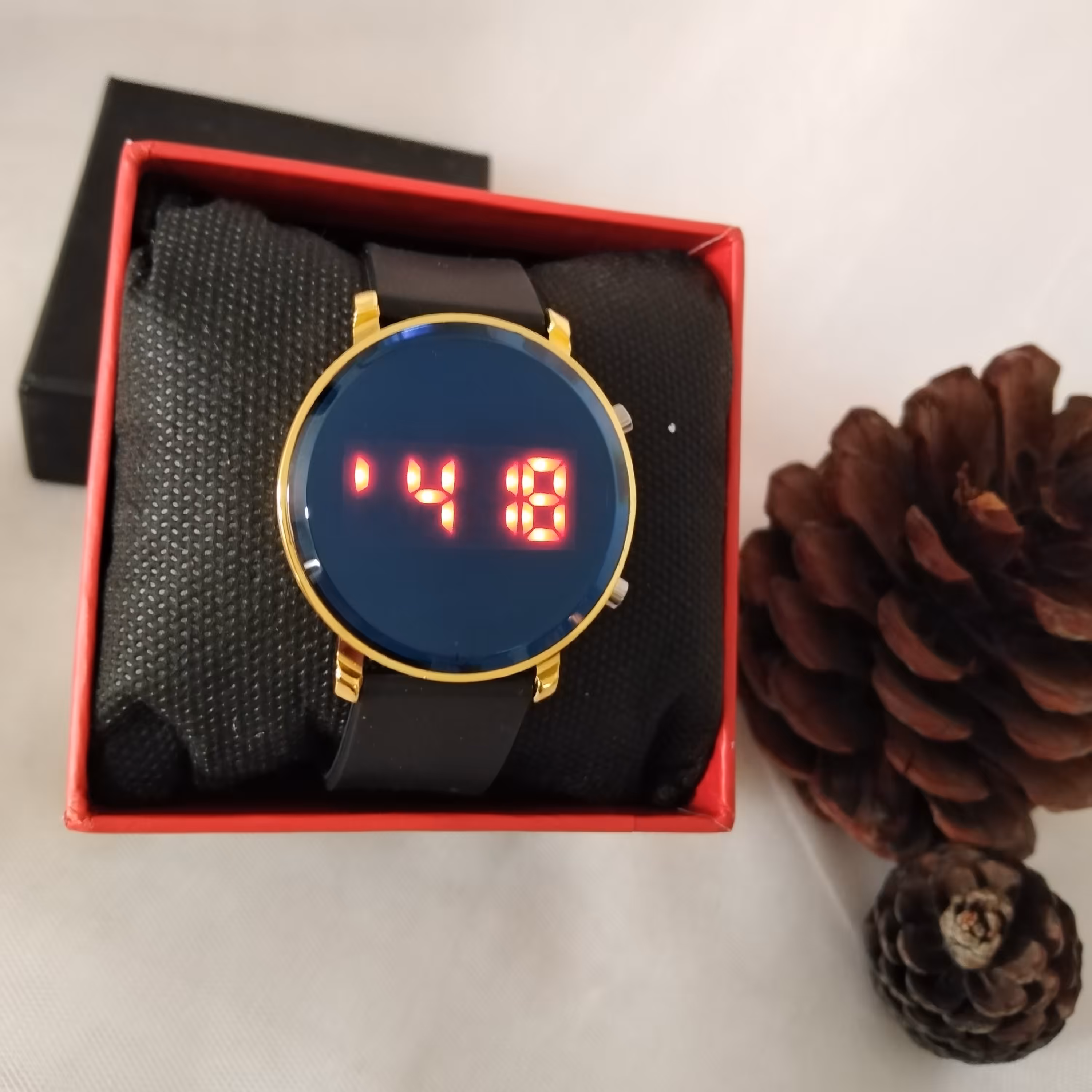 ساعت زنانه درجه یک برند walar صفحه گرد بند سیلیکونی قاب طلایی، ارسال رایگان