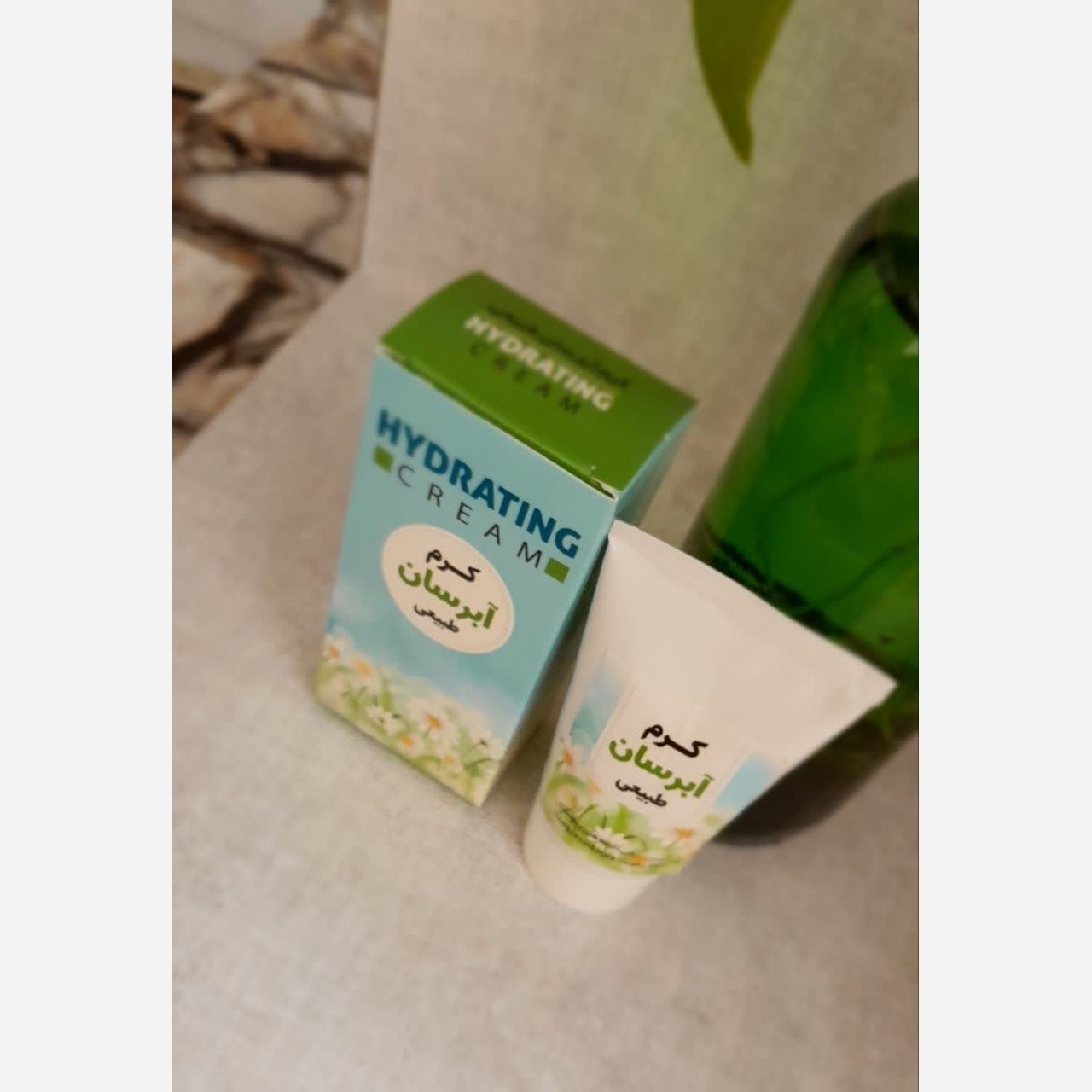 کرم آبرسان حاوی روغن های دم اسبی و..