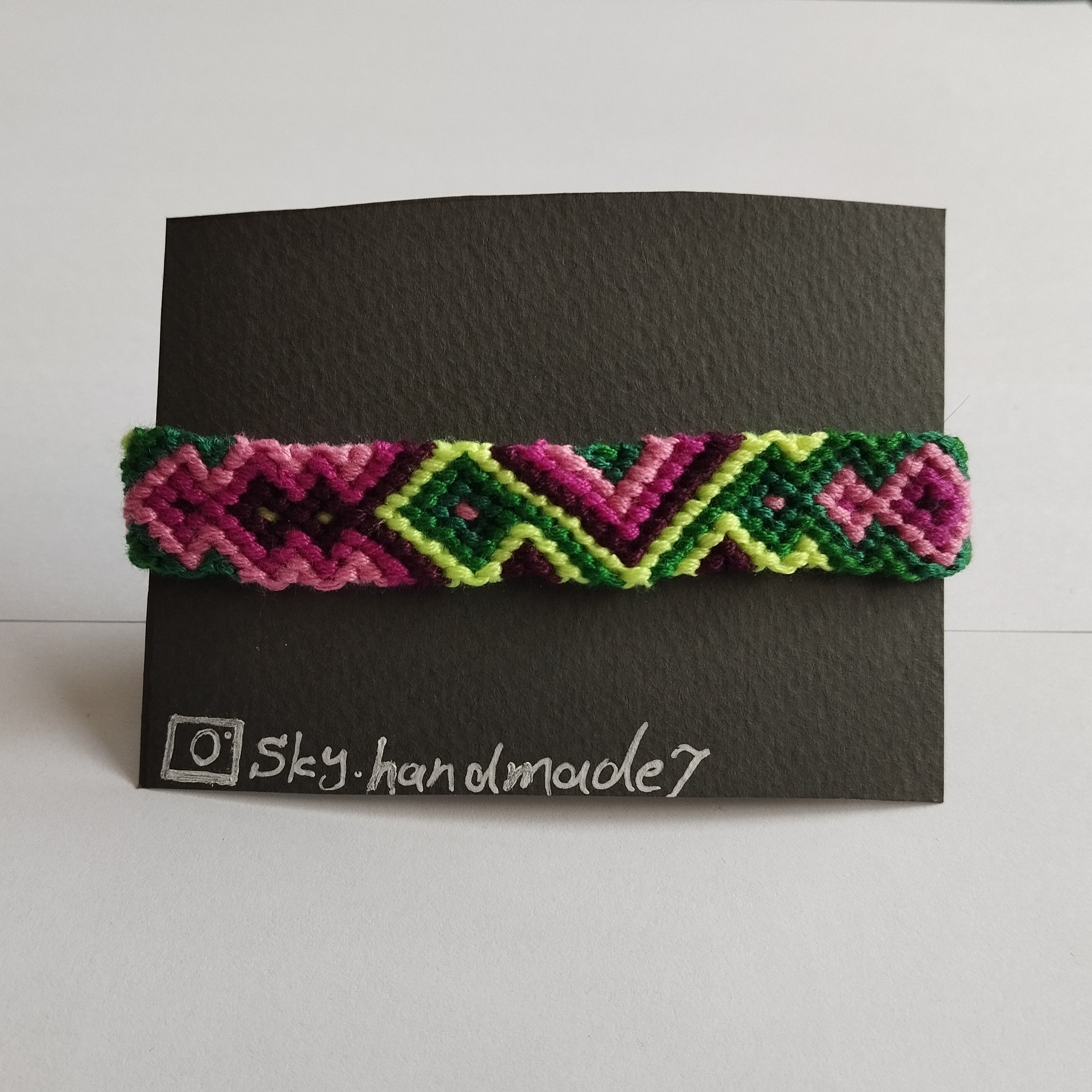 دستبند دوستی طرح سنتی و خاص ترکیب رنگ سبز و بنفش