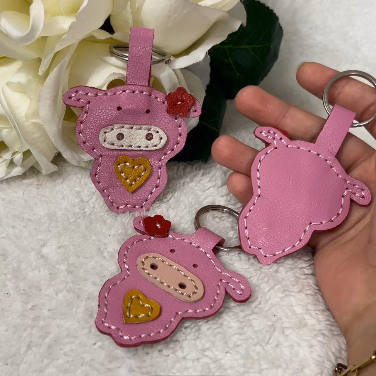 جا کلیدی از چرم طبیعی طرح خوک با طرح فانتزی و رنگ صورتی