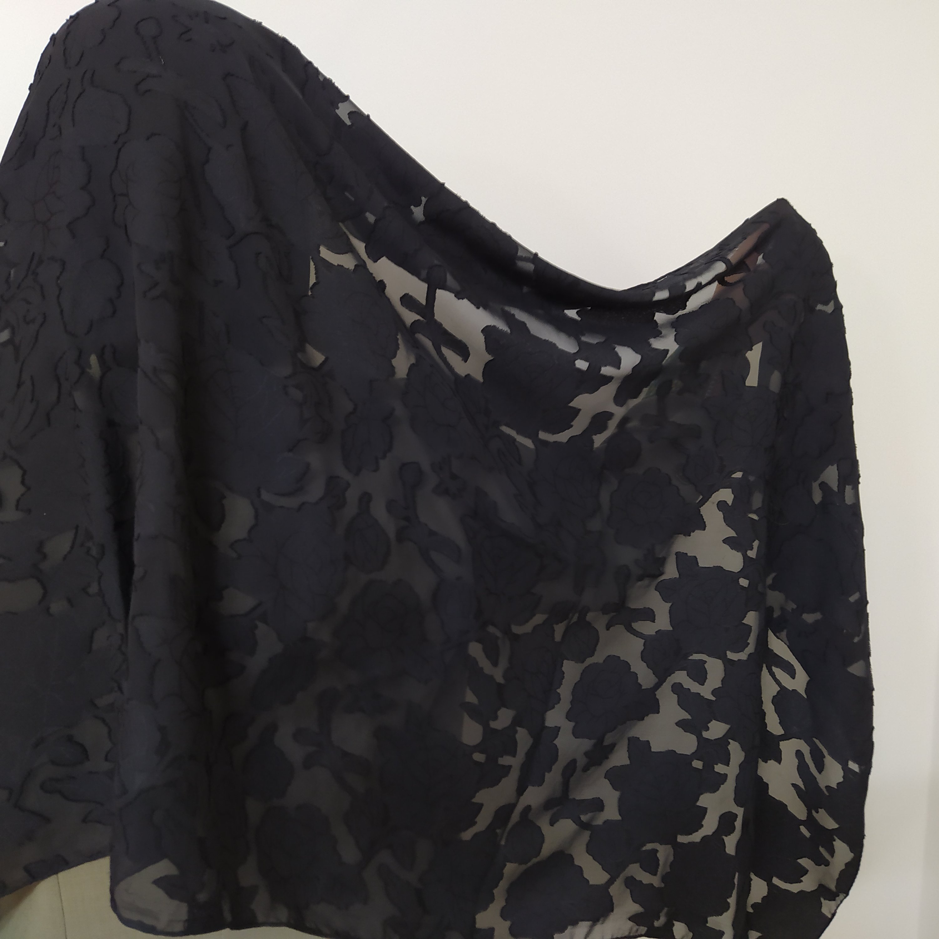 شال مشکی طرح مخمل