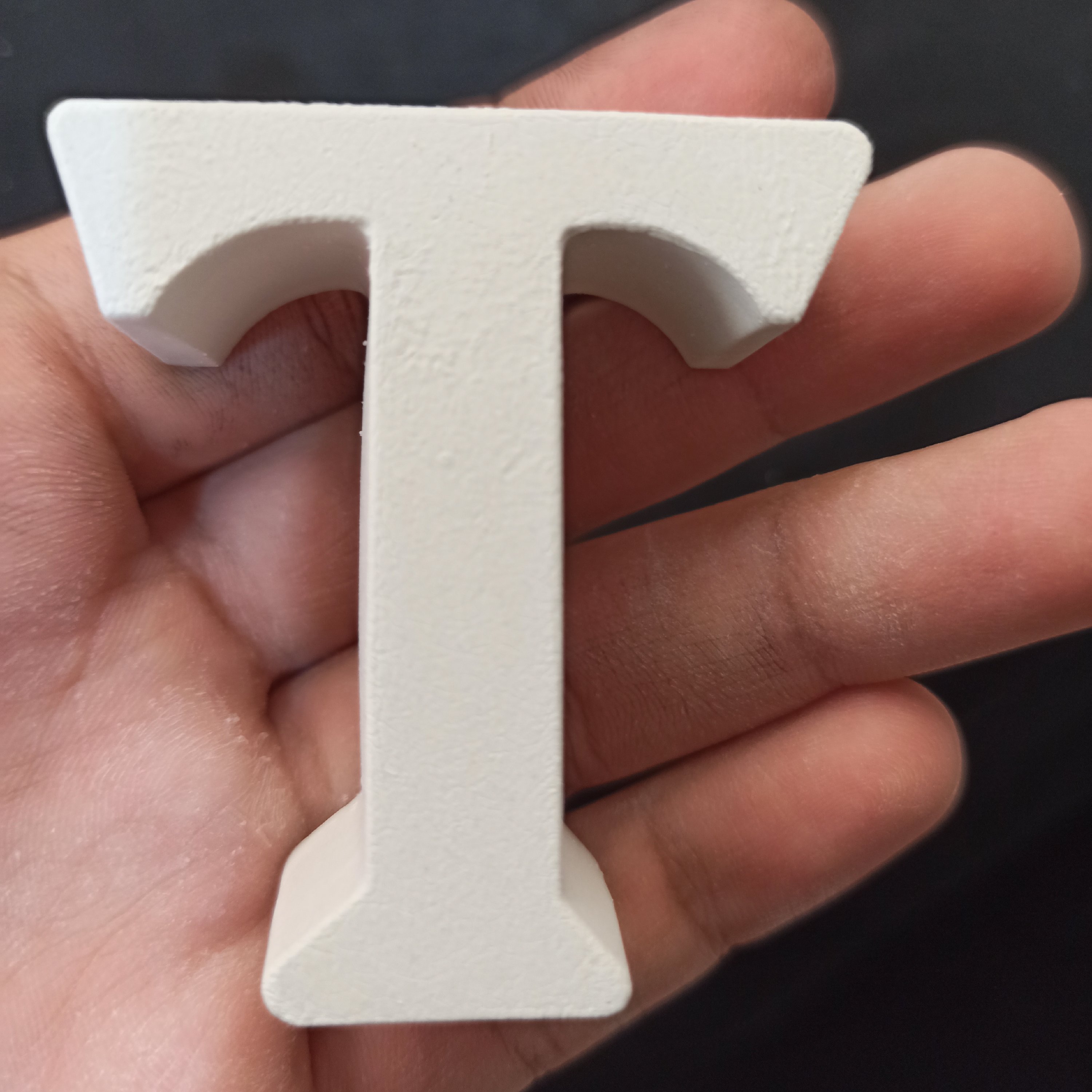 بیس خام حرف T ، فونت رومی بزرگ ، جنس بتنی سنگی ، ضخامت 2 سانتی متر ، ارتفاع 5.5 سانتی متر