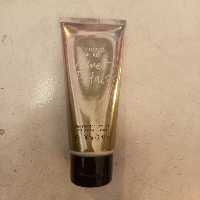 لوسیون ویکتوریا سکرت مدل velnet petals حجم 100 میل