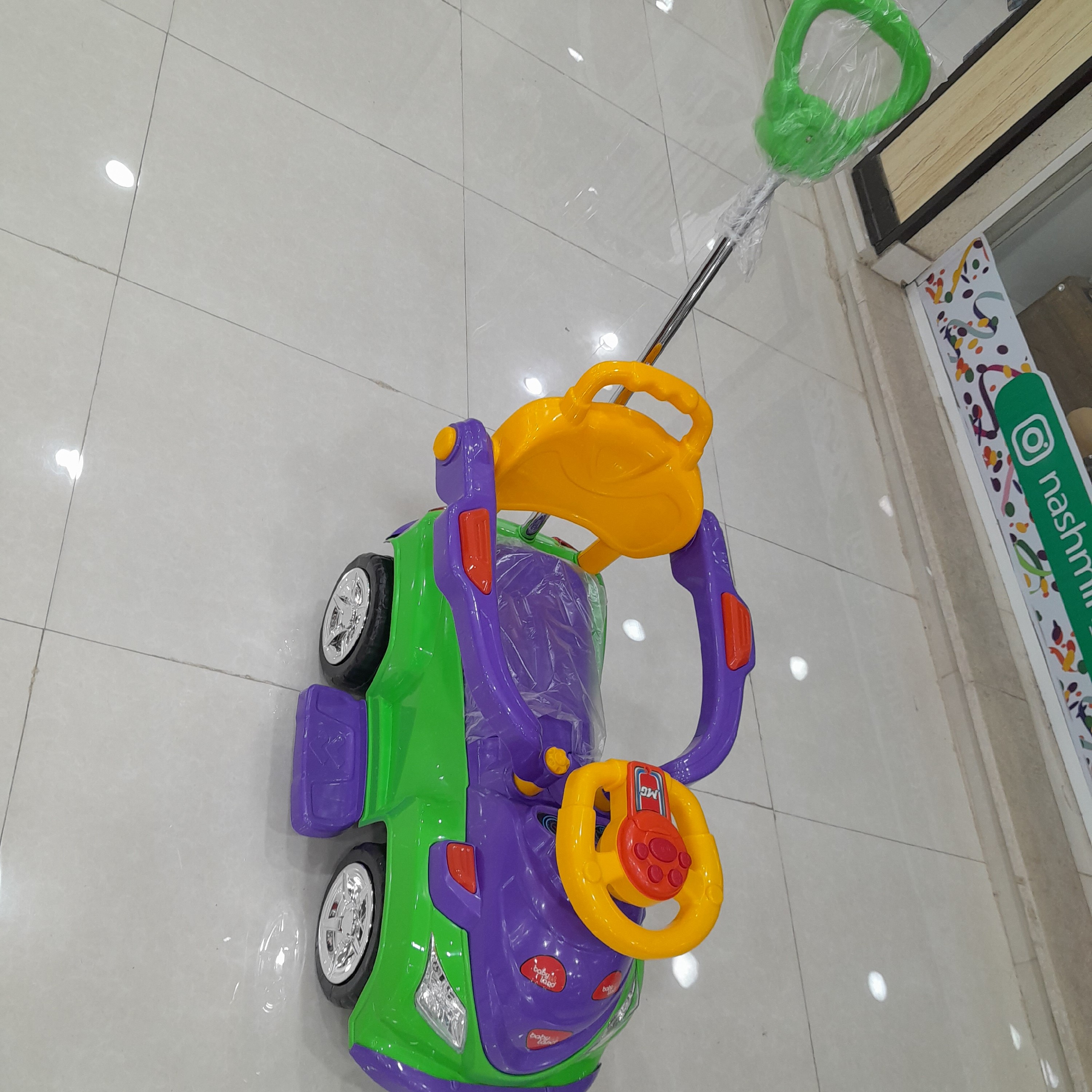ماشین دسته دار موزیکال چرخش همراه با دسته ماشین رنگ آبی و مشکی و سبز موجود میباشد