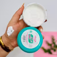 مرطوب کننده دست و صورت آیانا
ابرسان دست و صورت
برطرف کردن خشکی دست 
لطیف کردن پوست


