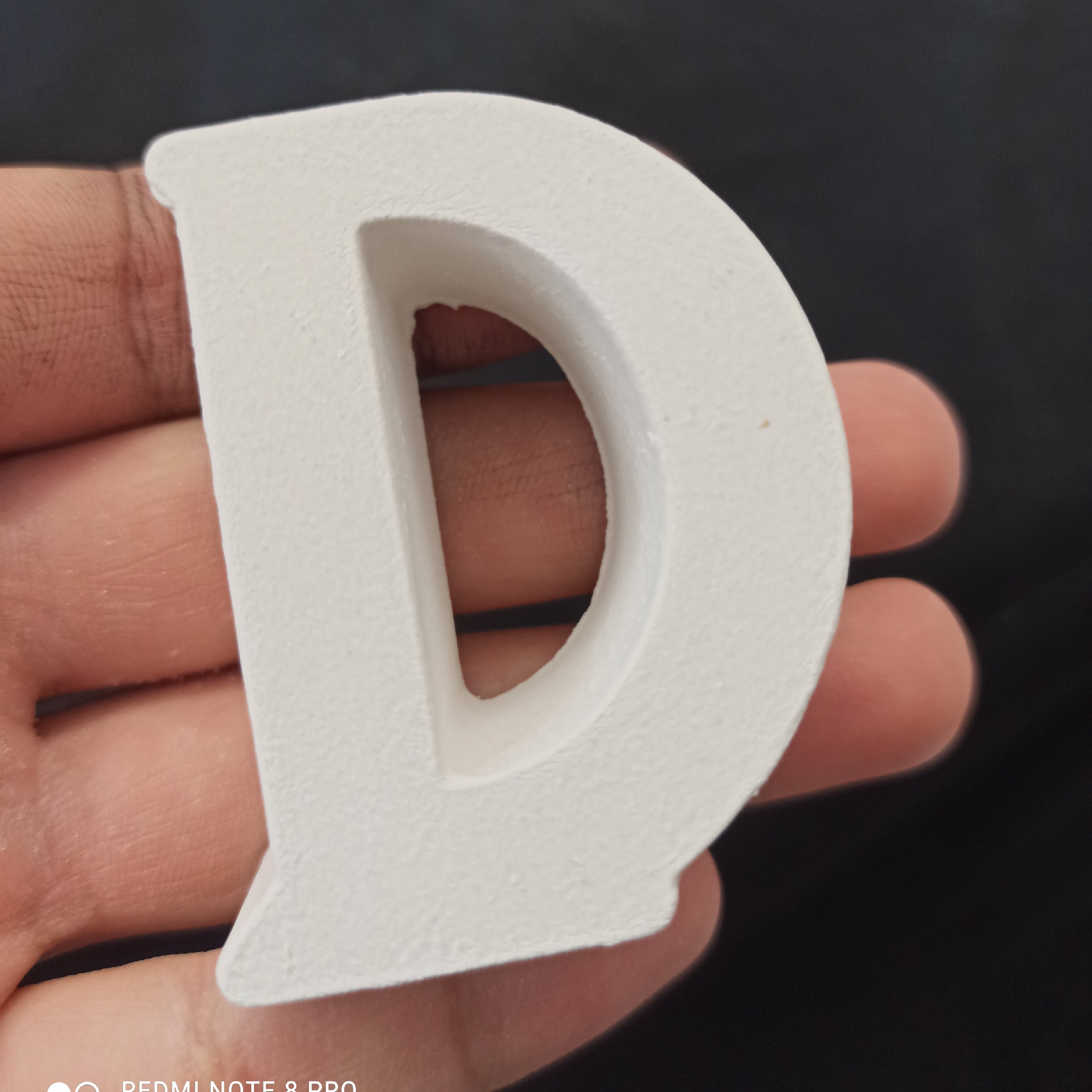 بیس خام حرف D ، فونت رومی بزرگ ، جنس بتنی سنگی ، ضخامت 2 سانتی متر ، ارتفاع 5.5 سانتی متر