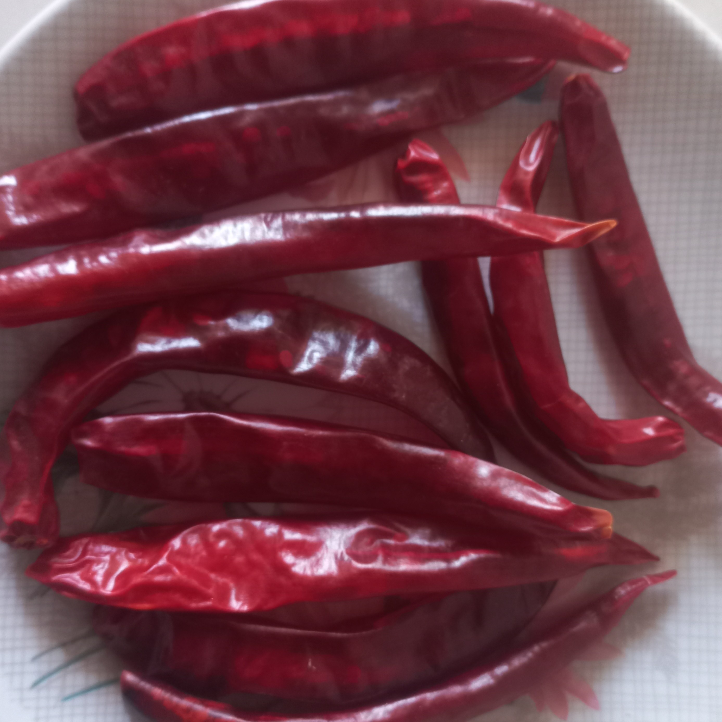 فلفل قرمز  درجه یک کیلویی مزارع روستایی بسیار تند با رنگ قرمز تیره تضمین کیفیت