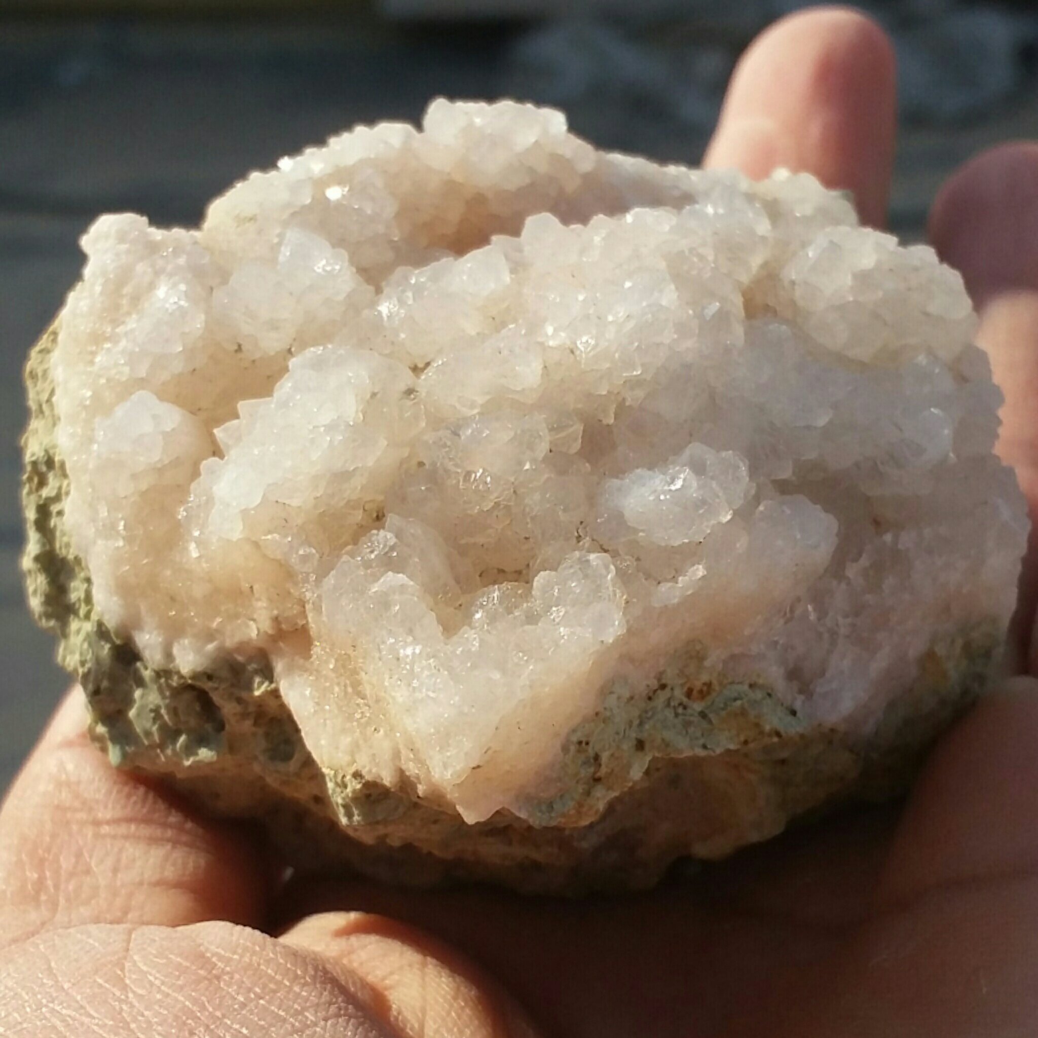 نمونه فوق کلکسیونی درشت  کلسیت پر بلور روی بستر بسیااار زیبا 100 در صد طبیعی شاهکار خلقت بی نظیر