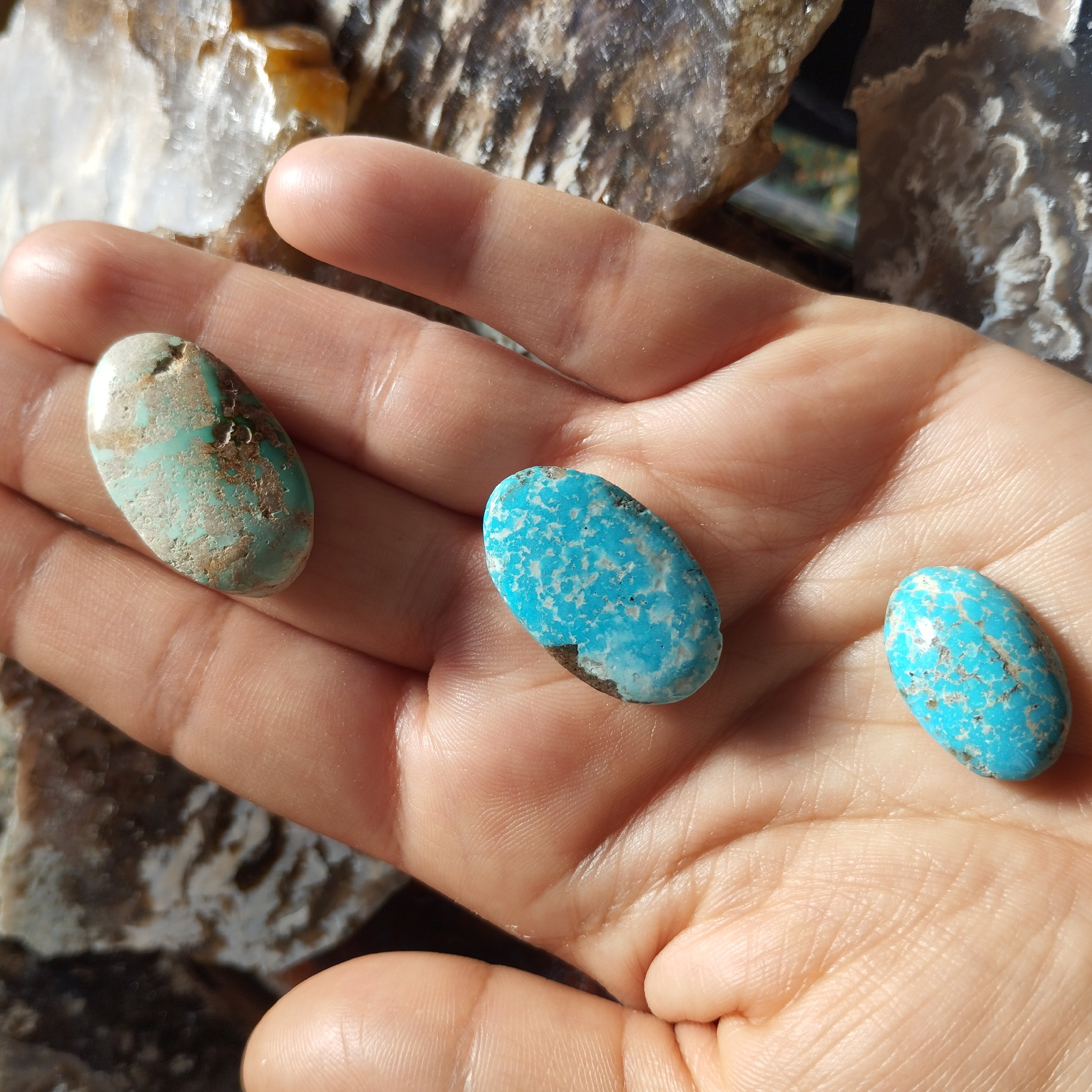 نگین فیروزه اصل نیشابور و کرمان پک سه تایی فیروزه معدنی اصل سنگ زنده با رنگ طبیعی با خواص بسیار سنگ فیروزه