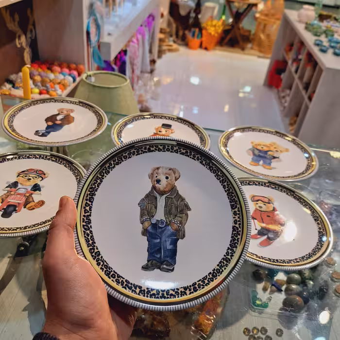 بشقاب دیواری  نقاشی دیواری بشقاب چینی دیواری دیوارکوب چینی تابلو فانتزی کادویی خرس کادویی خاص ست اتاق کودک بشقاب خرسی