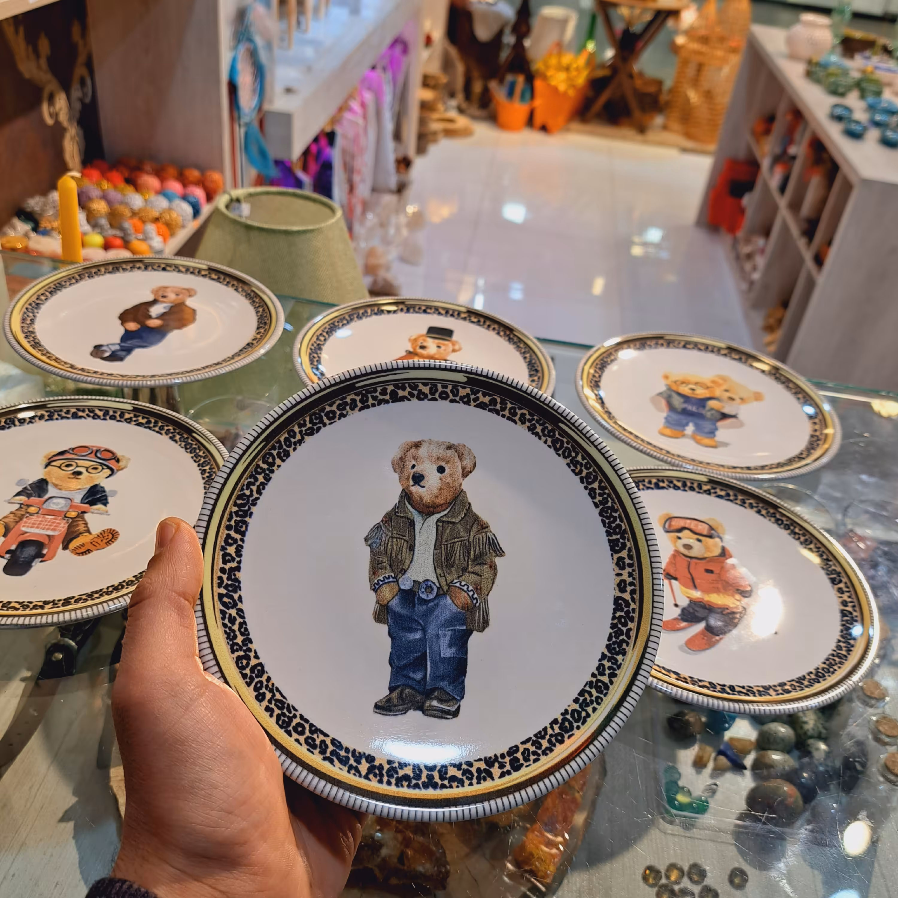 بشقاب دیواری  نقاشی دیواری بشقاب چینی دیواری دیوارکوب چینی تابلو فانتزی کادویی خرس کادویی خاص ست اتاق کودک بشقاب خرسی