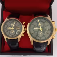 ساعت مچی ست عقربه ای سیتیزن CITIZEN VIP طرح بند چرمی فیکس مشکی قاب طلایی صفحه مشکی تقویم 4 هلالی ساعت عبدی تکی هم موجوده