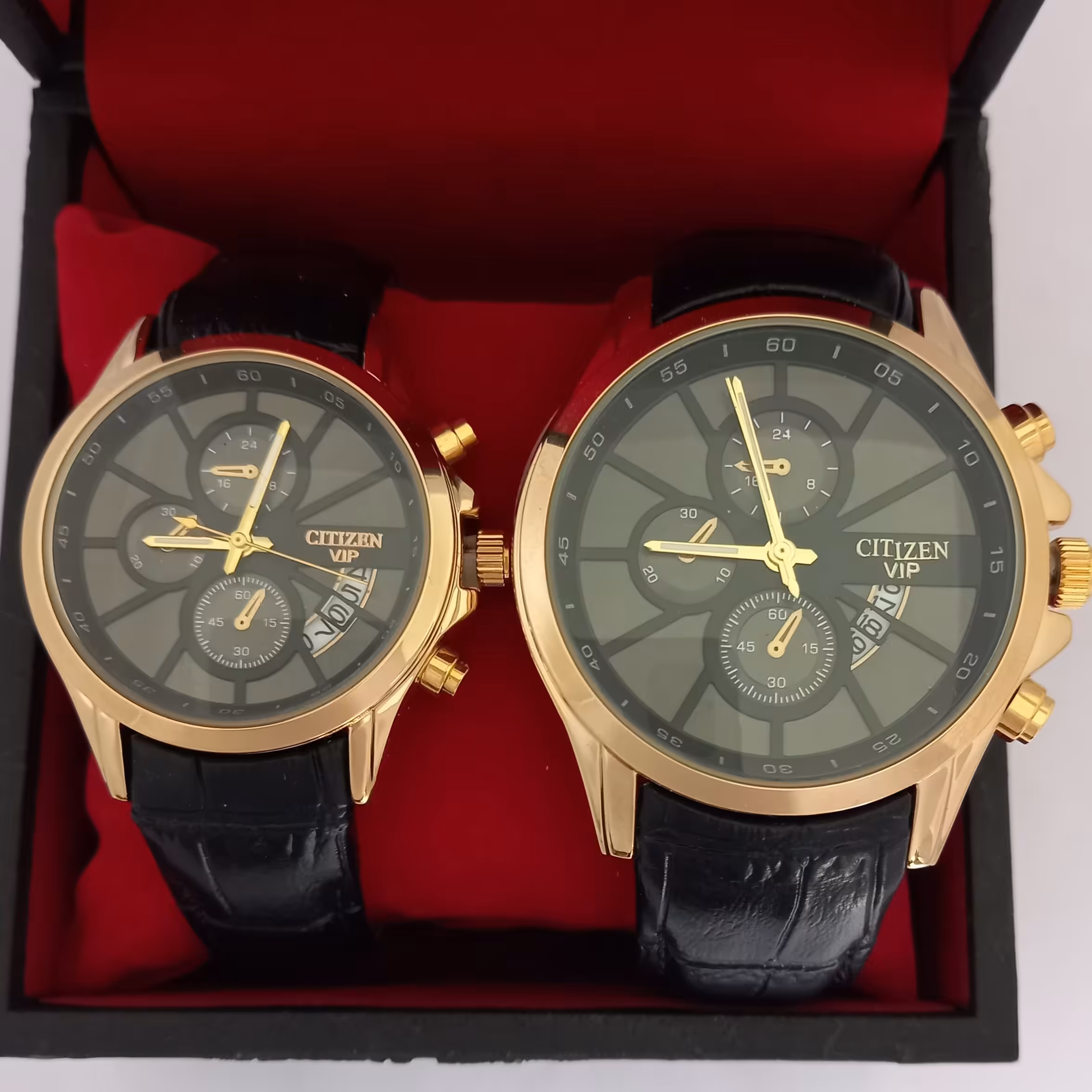 ساعت مچی ست عقربه ای سیتیزن CITIZEN VIP طرح بند چرمی فیکس مشکی قاب طلایی صفحه مشکی تقویم 4 هلالی ساعت عبدی تکی هم موجوده