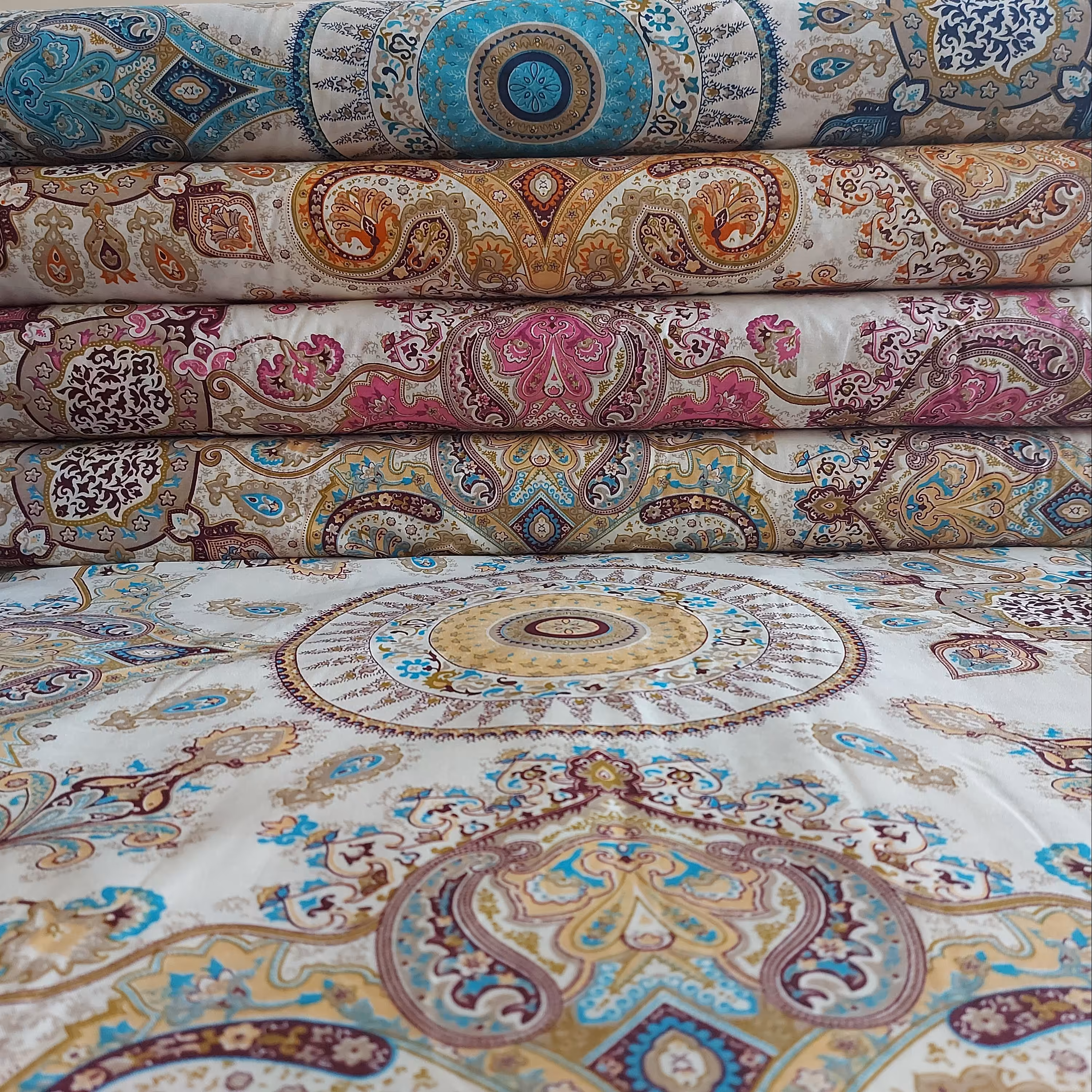 یک طاقه پارچه ملحفه گلچهر گلدار طرح خورشید ملافه ای تترون عرض دو متر رزاق