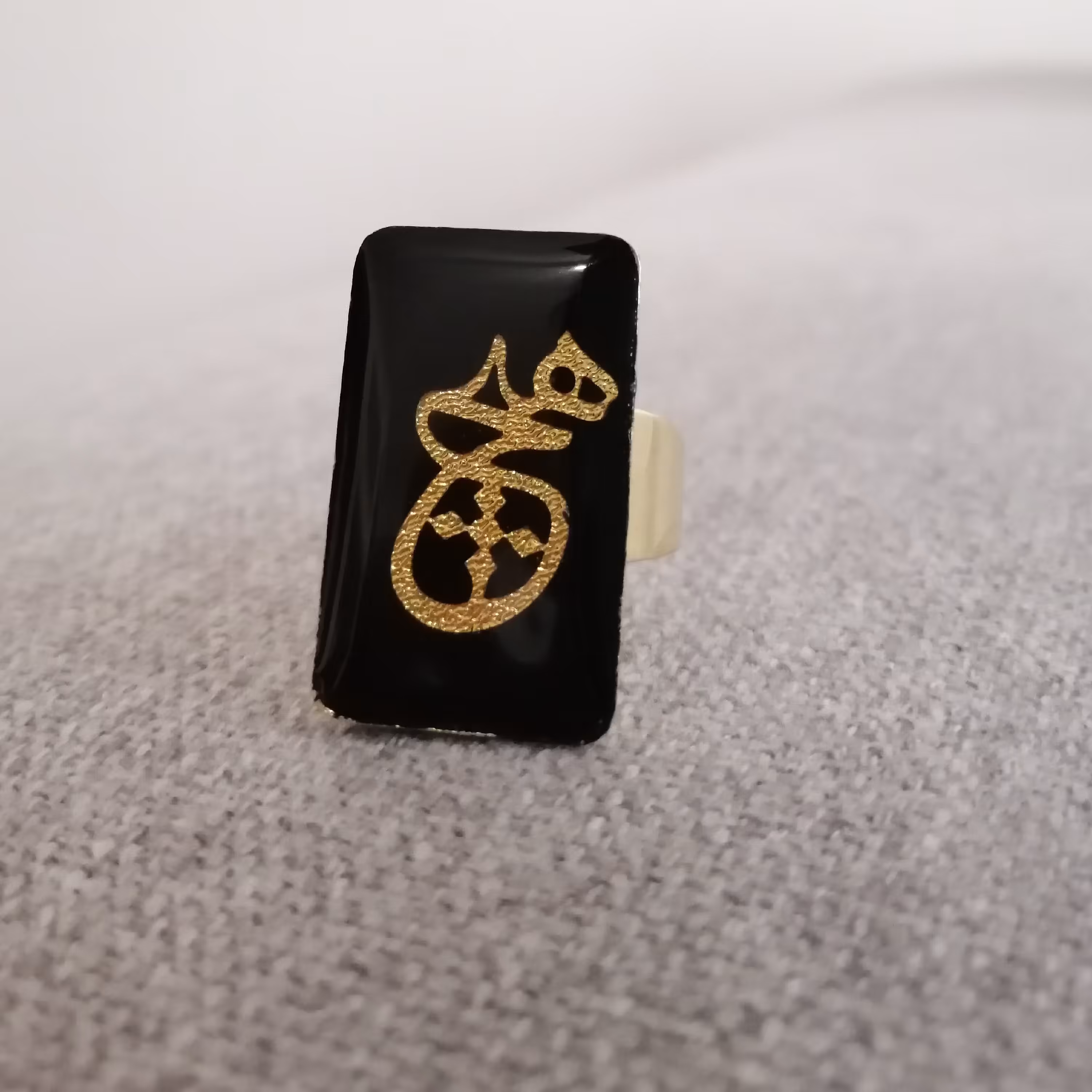 انگشتر رزینی هیچ زمینه مشکی کار شده با ورق طلا پایه انگشتر برنجی