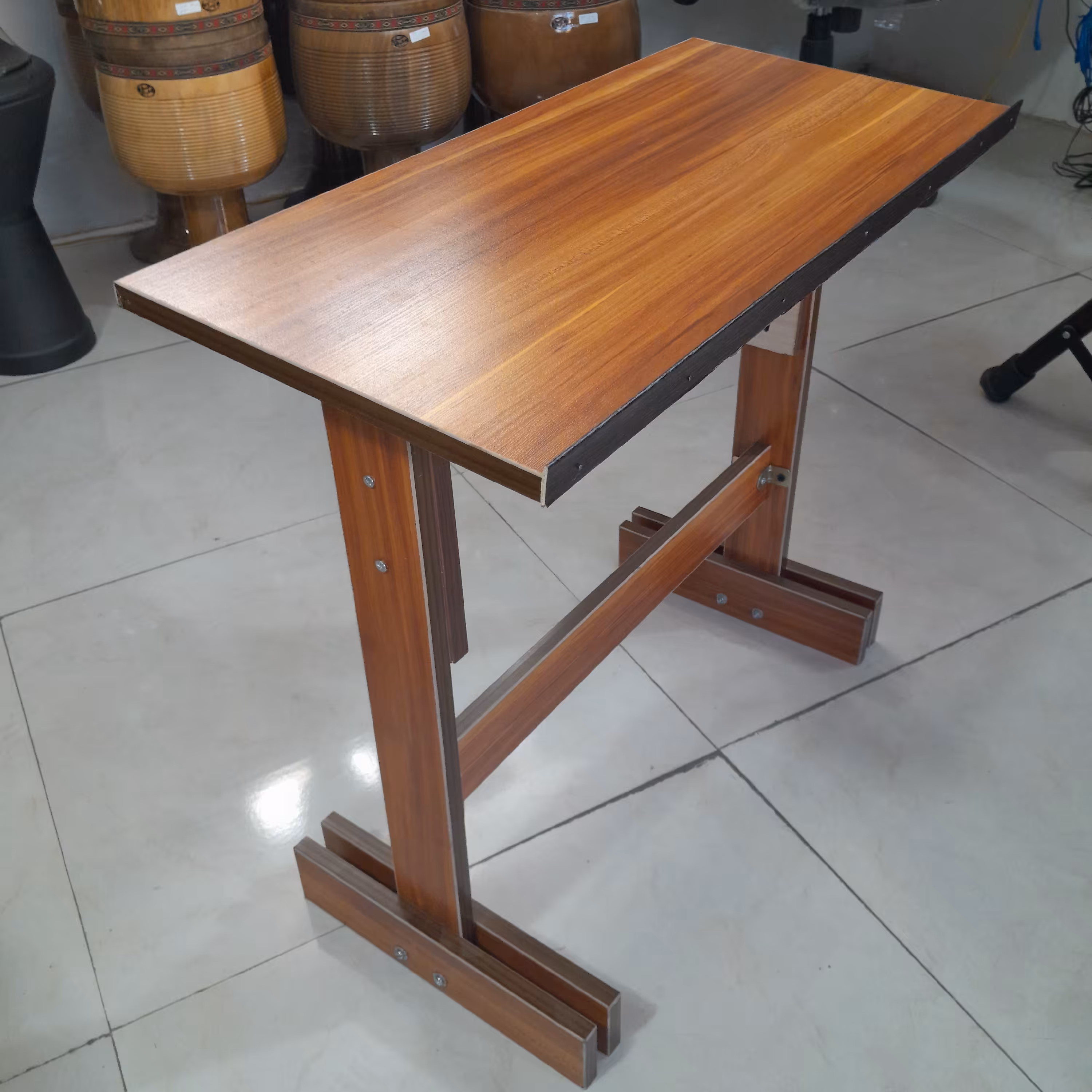 میز سنتور گردویی با پایه نت سیمی ارتفاع 80 سانتی متری از جنس ام دی اف مناسب ساز سنتور