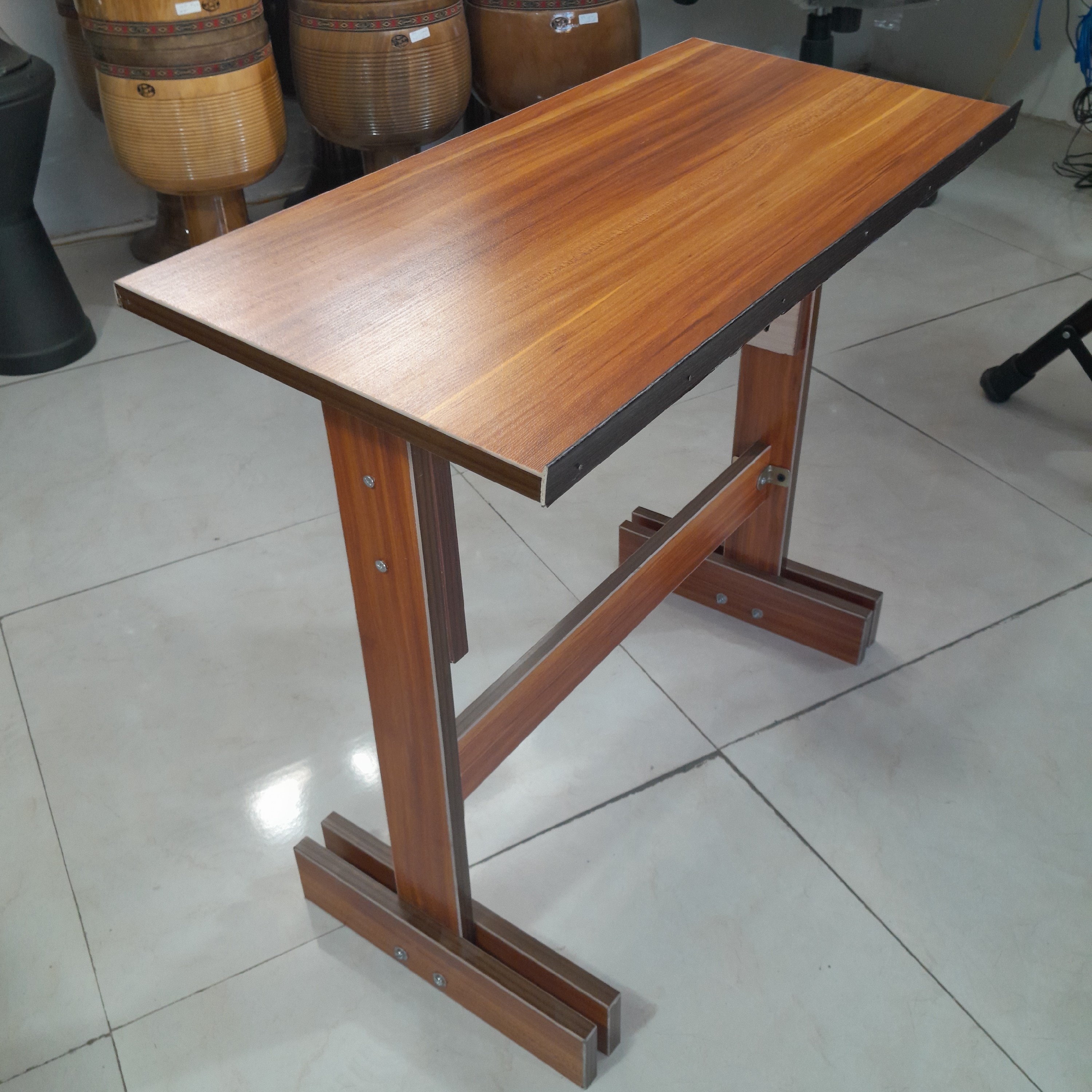 میز سنتور گردویی با پایه نت سیمی ارتفاع 80 سانتی متری از جنس ام دی اف مناسب ساز سنتور