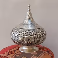 شکلات خوری پایه دار قلمزنی آبکاری نقره سیاه قلم از برند عالی قاپو