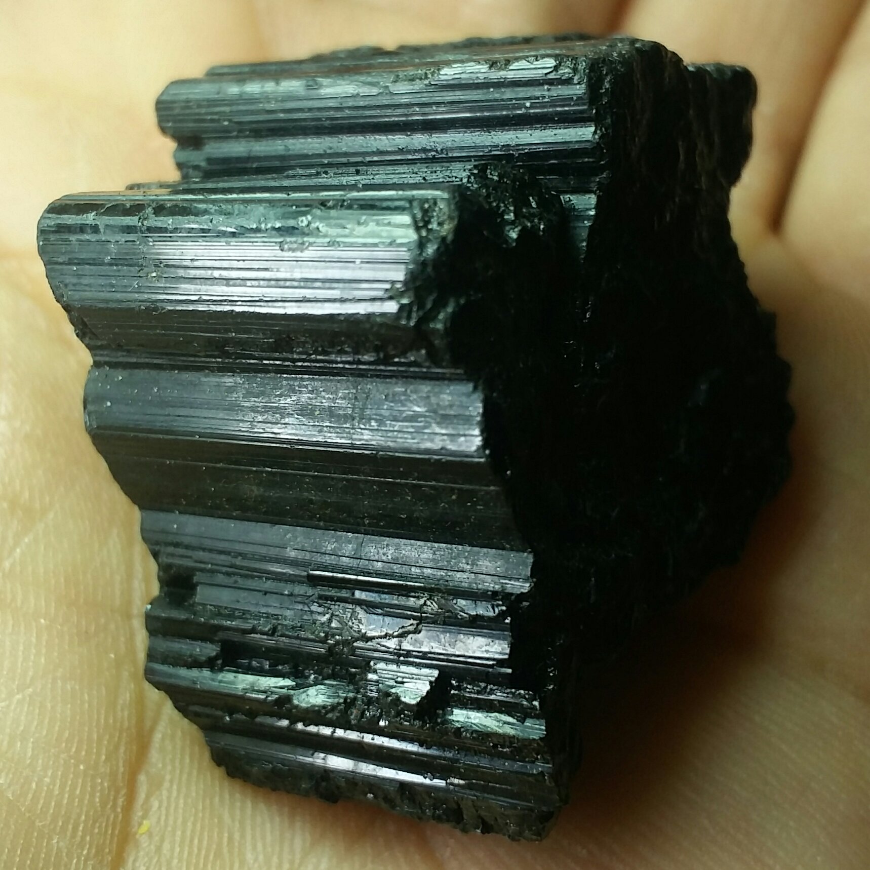 سنگ راف تورمالین شرول غولپیکر وارداتی ارزشمند شاااهکار خلقت 100درصد طبیعی
دیدنی