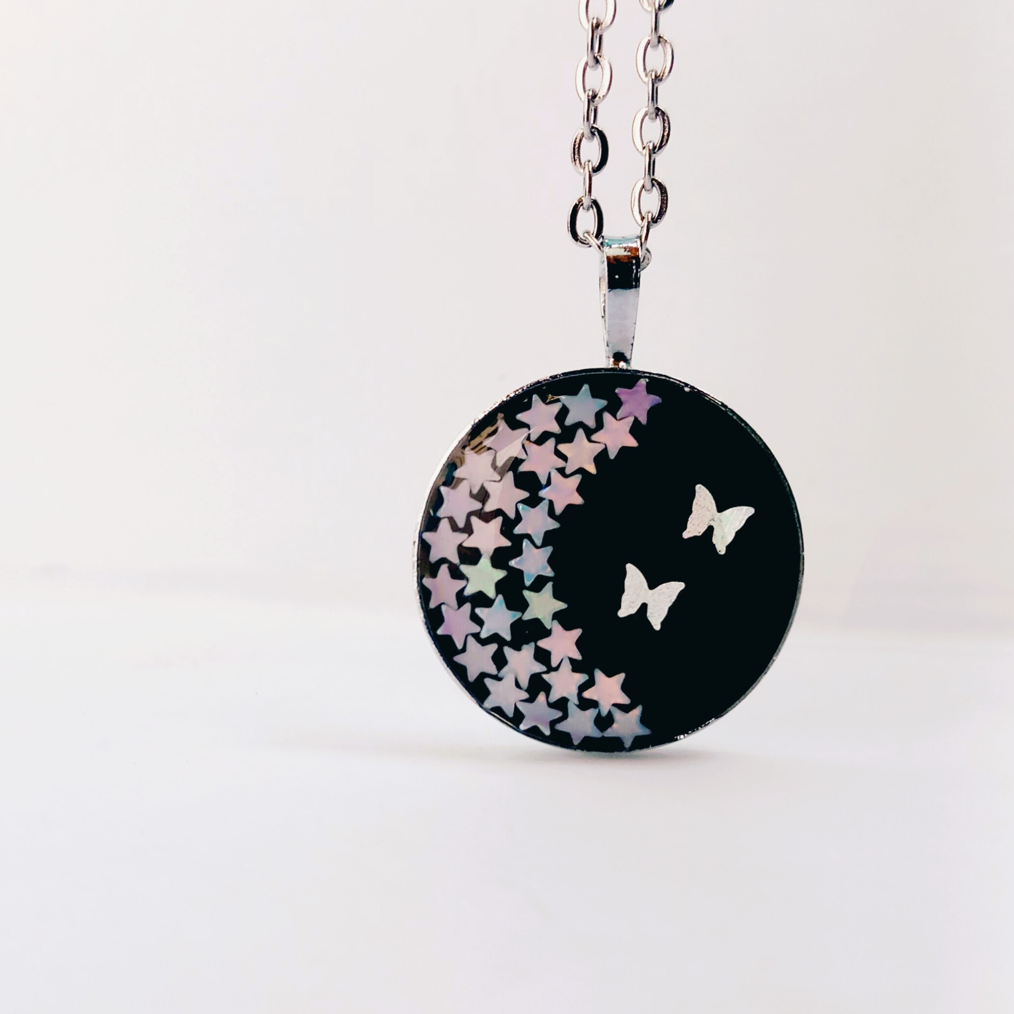 گردنبند استیل نقره ای رزینی مشکی مدل ماه و پروانه