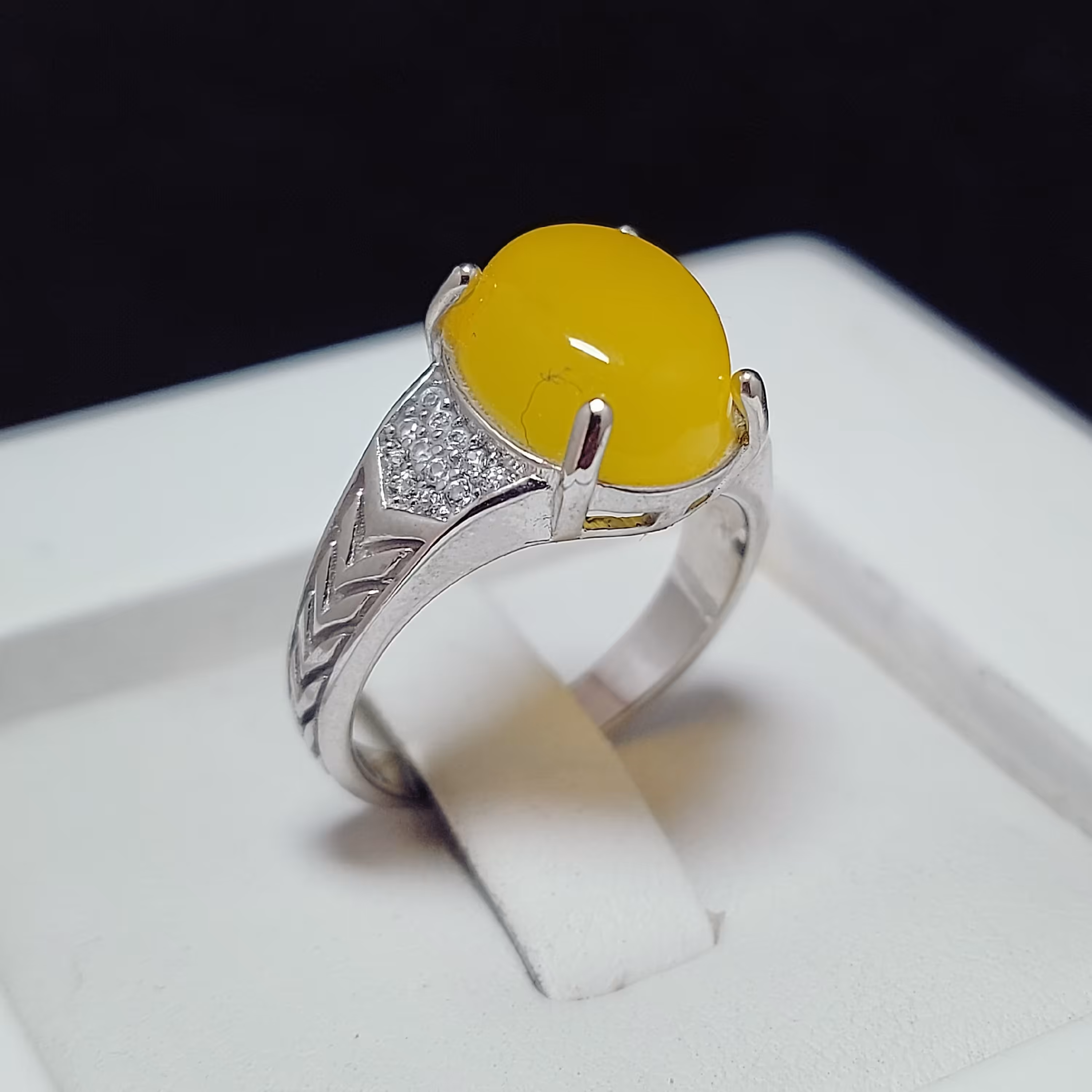 انگشتر نقره شیک زنانه با نگین عقیق زرد شرف الشمس اصلی و معدنی رکاب آب رادیوم شده ضد حساسیت 