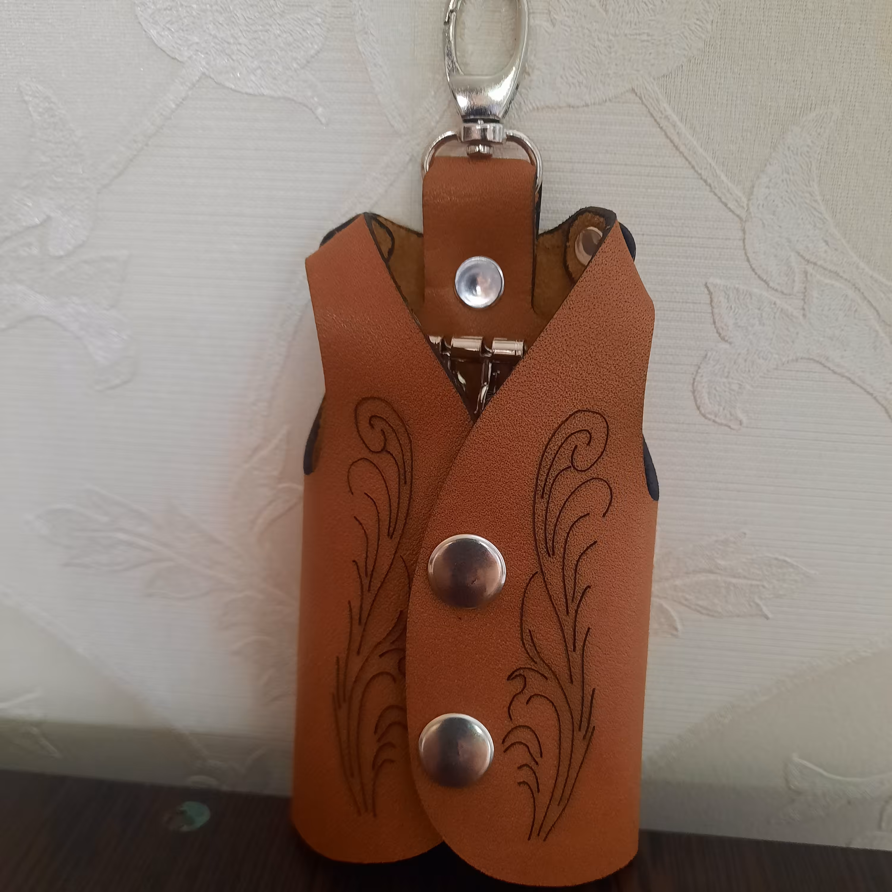 جاکلیدی چرم گاوی طرح کت2