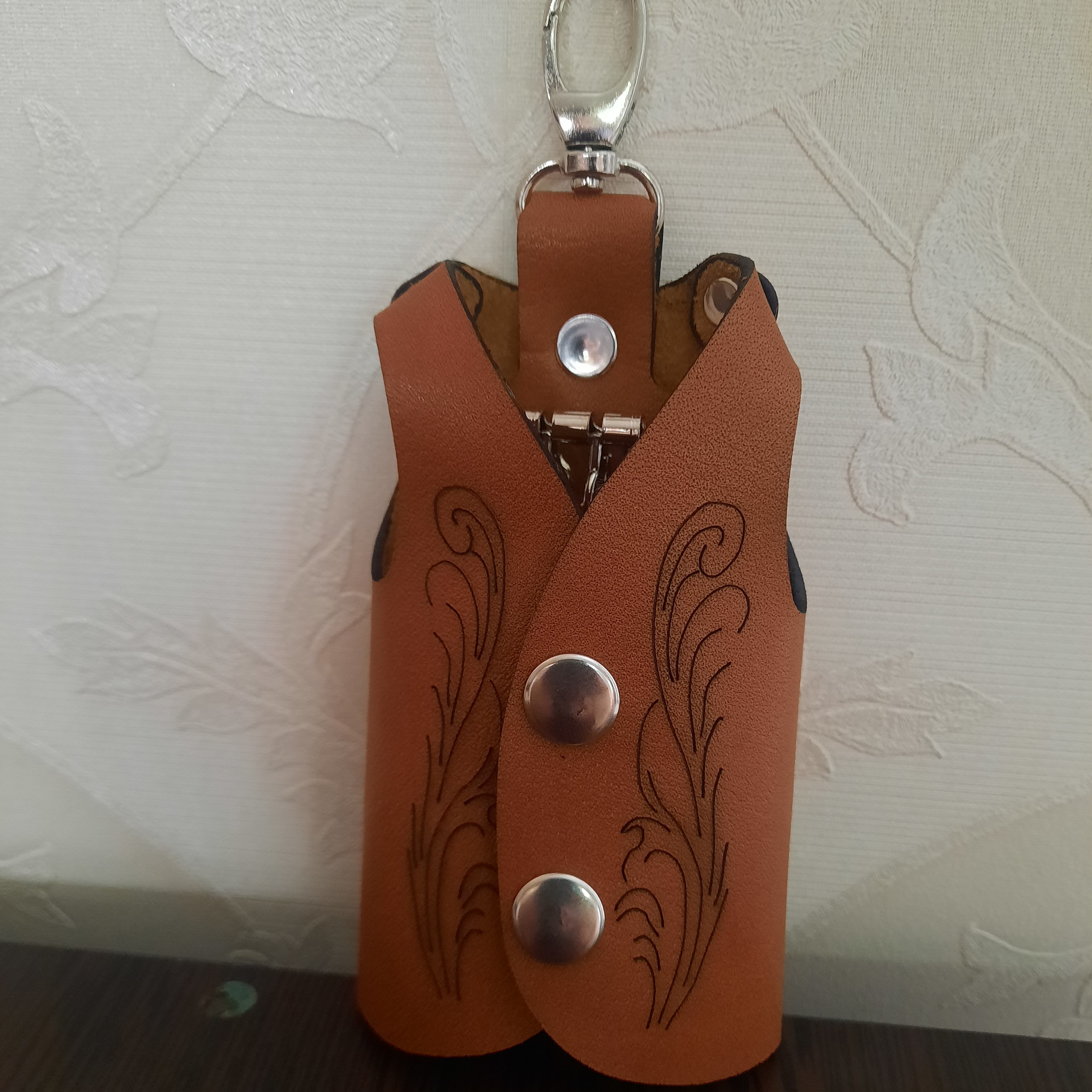 جاکلیدی چرم گاوی طرح کت2