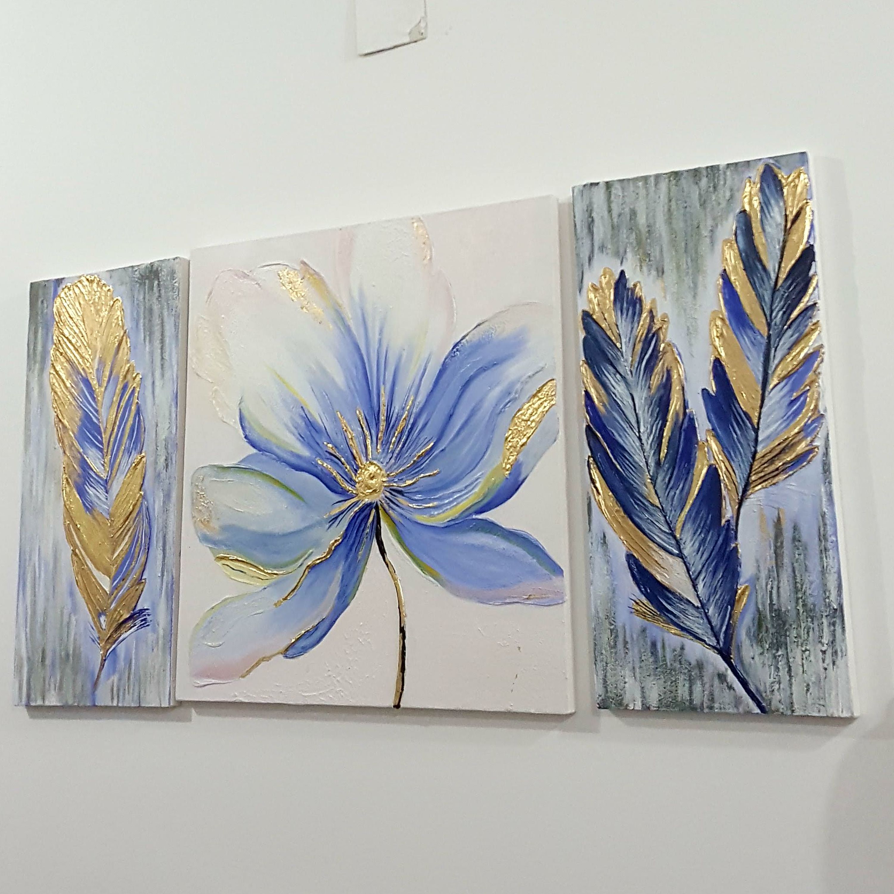 تابلو دکوراتیو برجسته طلاکوب شده ..سایز لت وسط 60 در 60 و دو لت کناری 30 در 60.کار شده روی بوم نقاشی با رنگ.رنگ و سایز ق