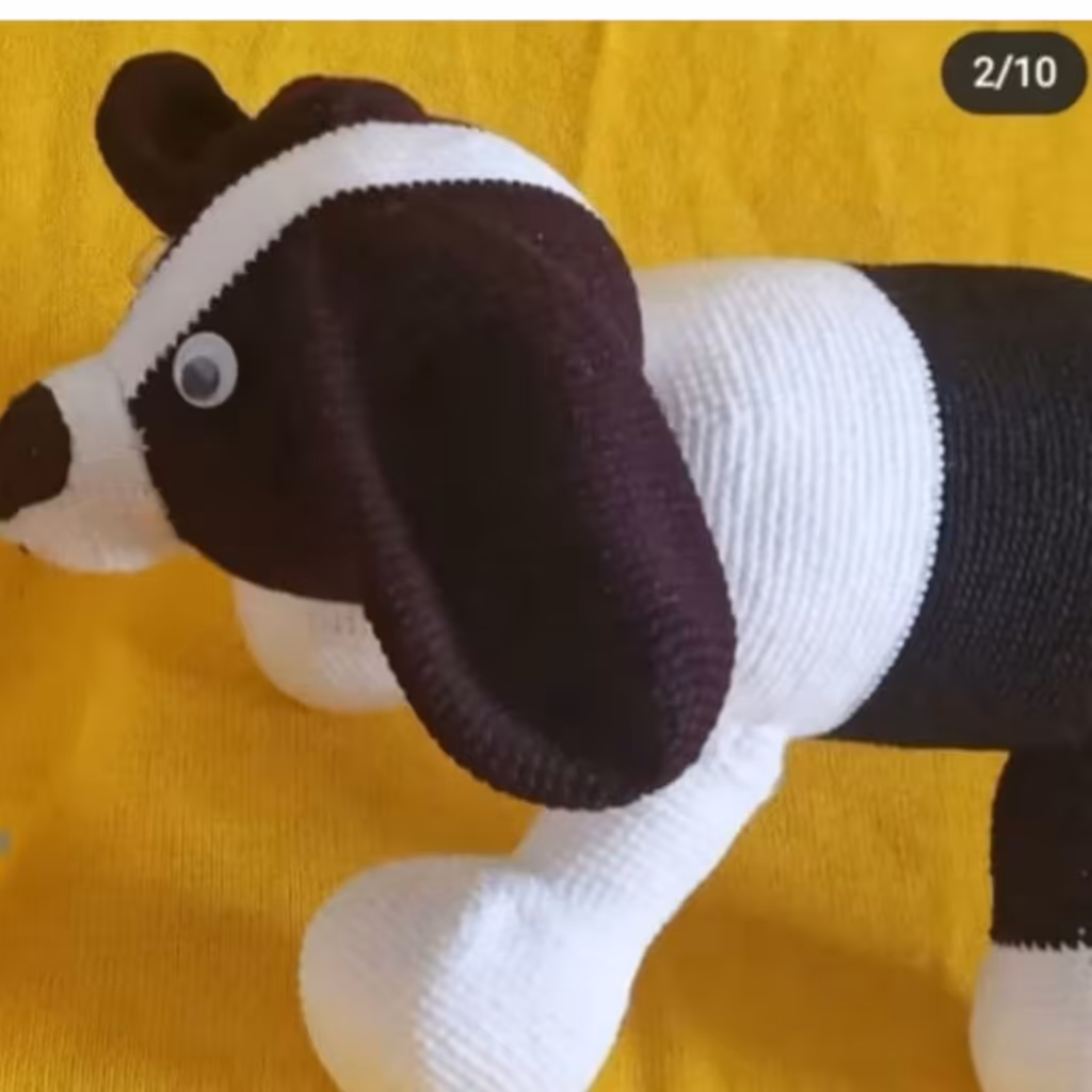 عروسک سگ بافتنی با قلاب بابافت صخیم با ارتفاع تقریبی 30سانت وعرص 45سانت پرشده باپشم شیشه دردسته محصولات صنایع دستی قرار 