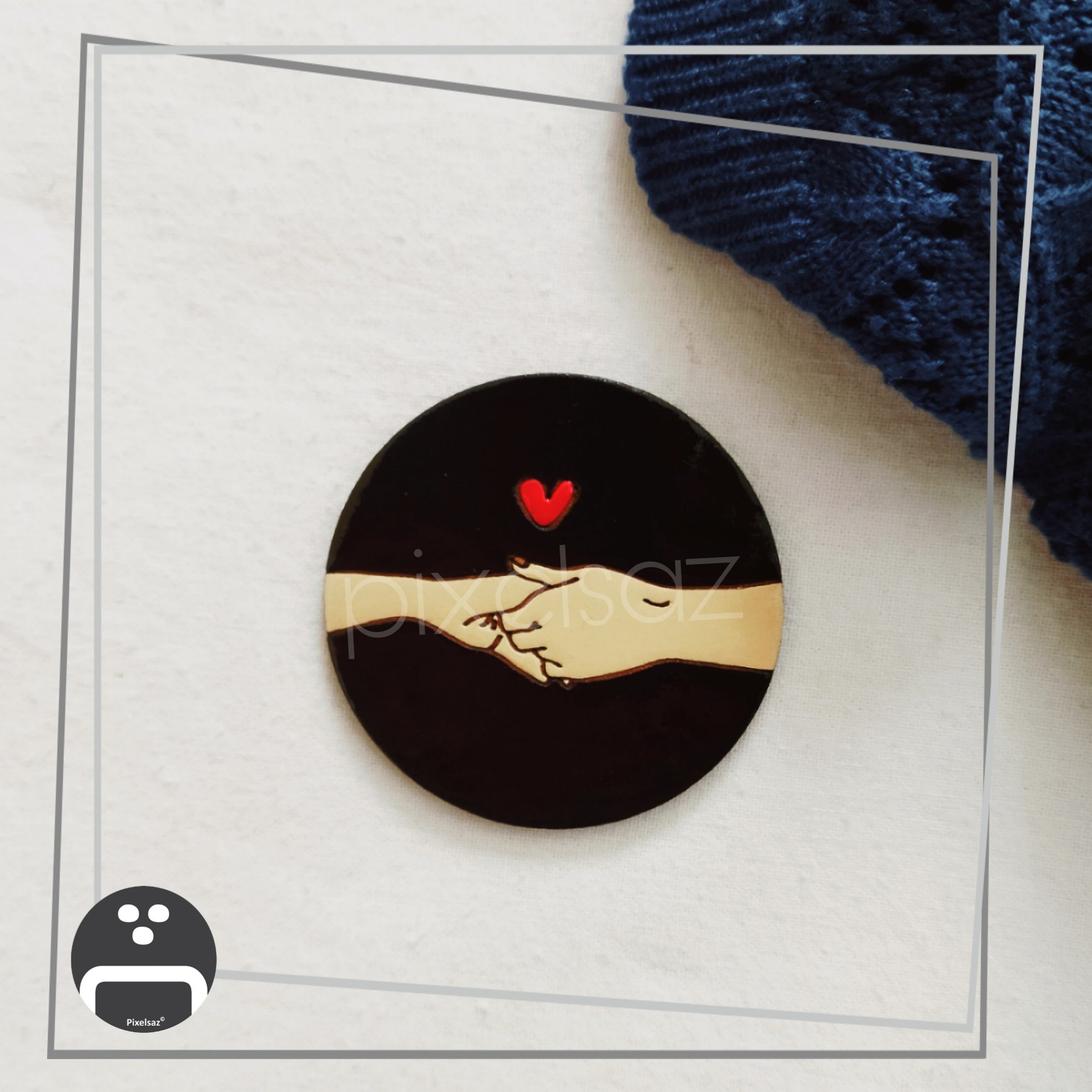 پیکسل ، مگنت ، استیکر طرح دست پیکسل ساز/جنس چوبی و نقاشی شده و ضدآب/قطر5سانت